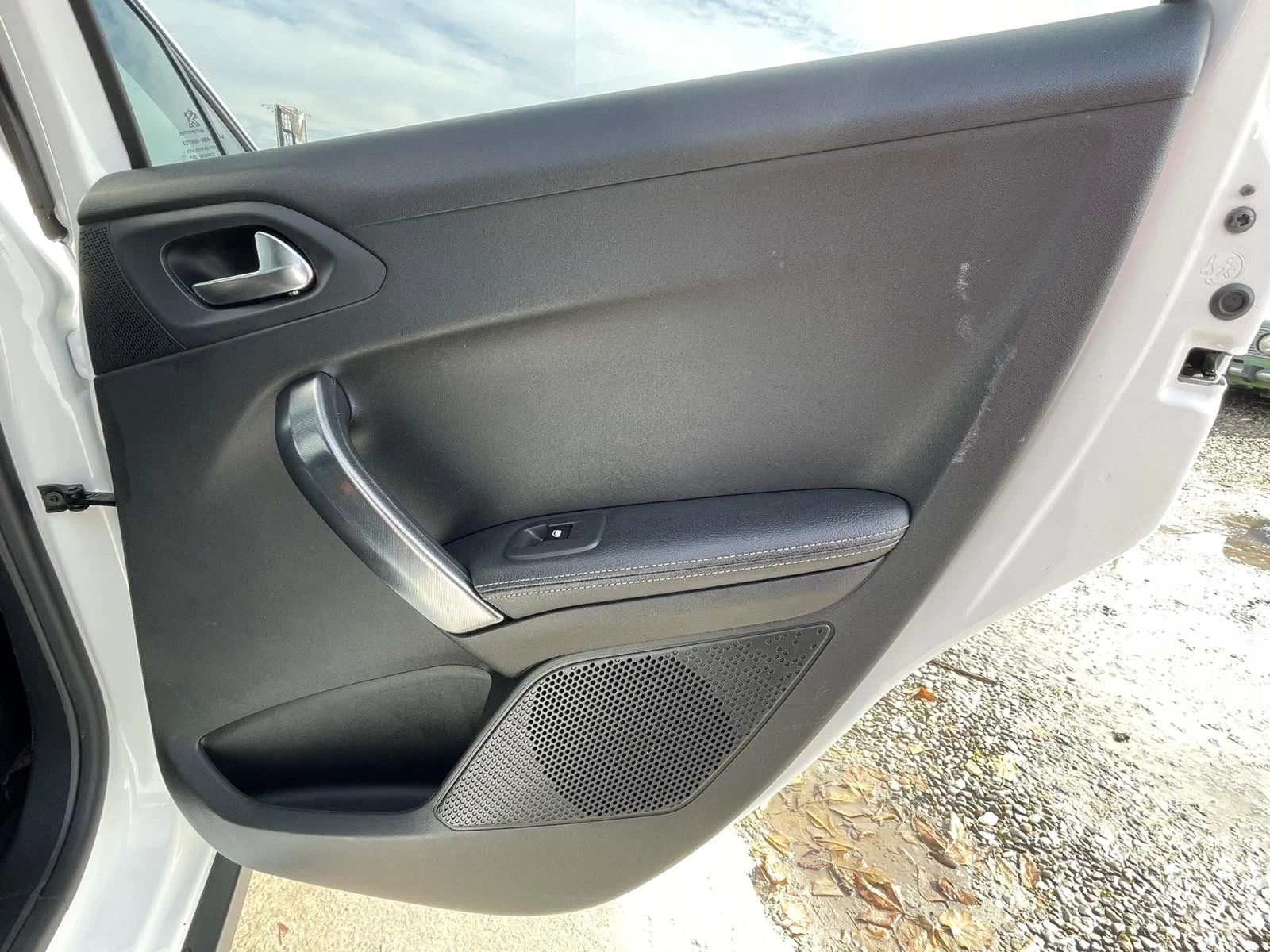 Peugeot 2008 1.6 e-HDI, снимка 12 - Автомобили и джипове - 54974785