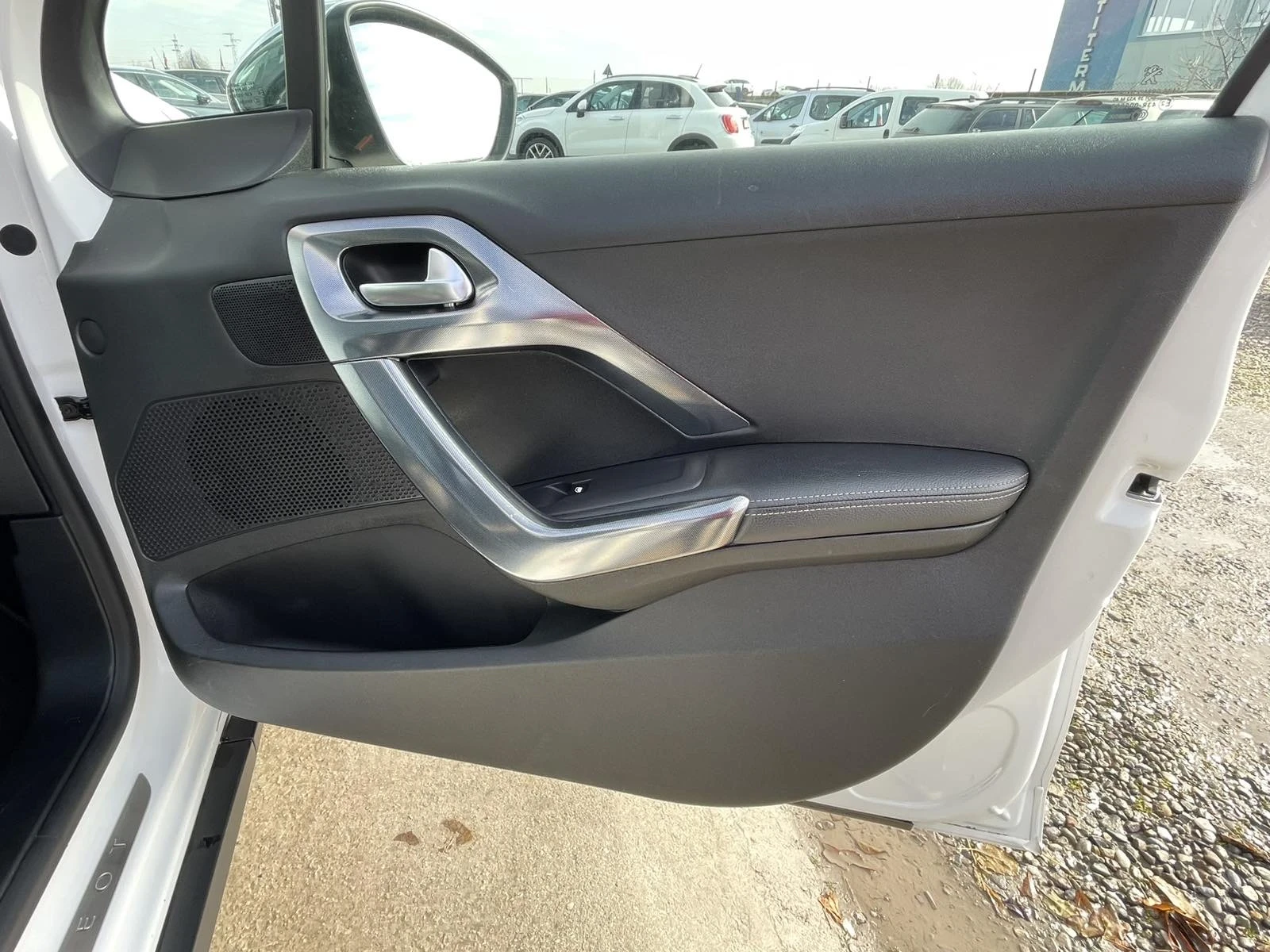 Peugeot 2008 1.6 e-HDI, снимка 14 - Автомобили и джипове - 54974785