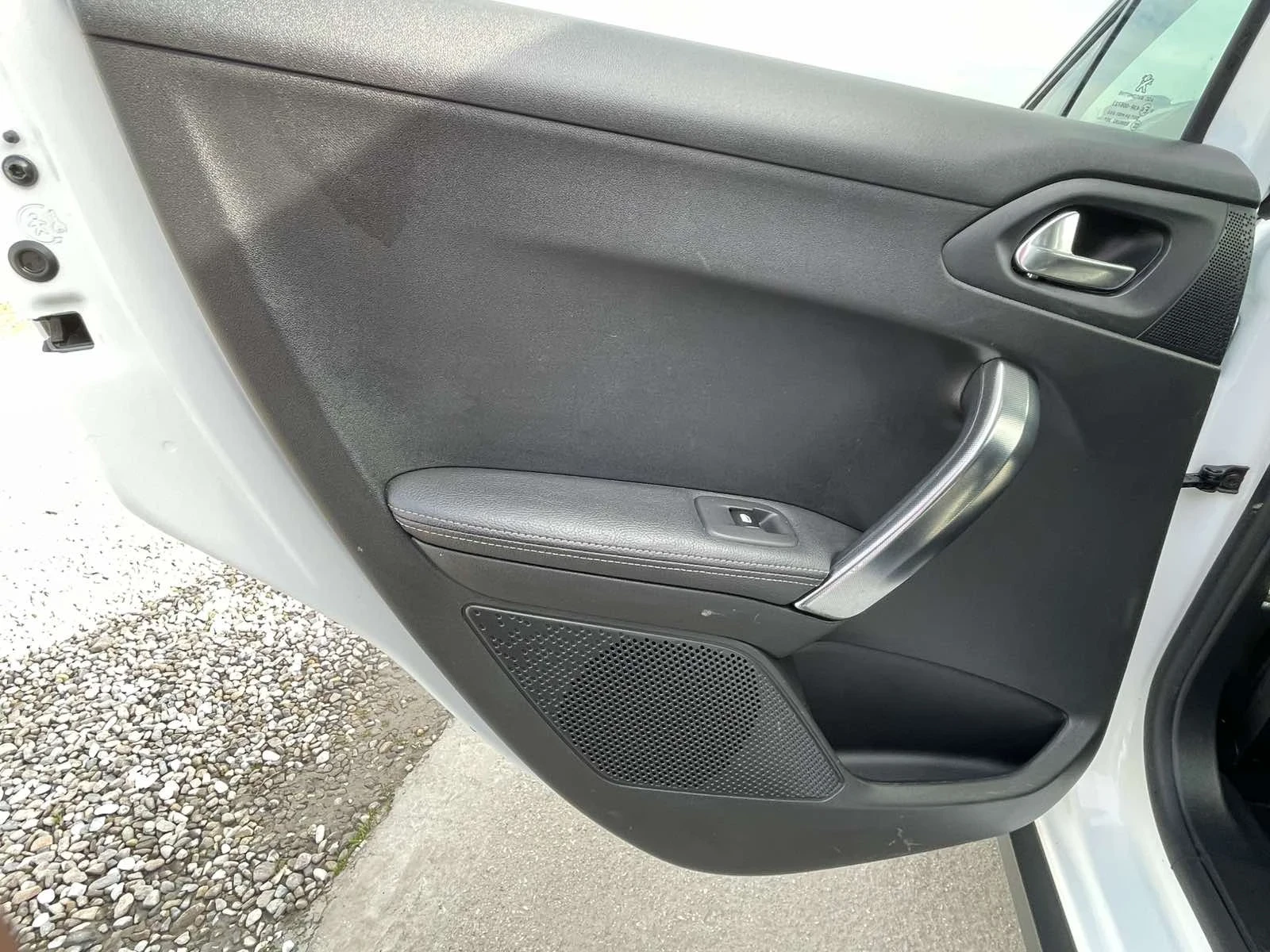 Peugeot 2008 1.6 e-HDI, снимка 8 - Автомобили и джипове - 54974785