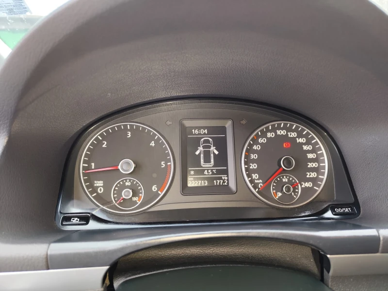 VW Touran TDi Bluemotion, снимка 15 - Автомобили и джипове - 53224434