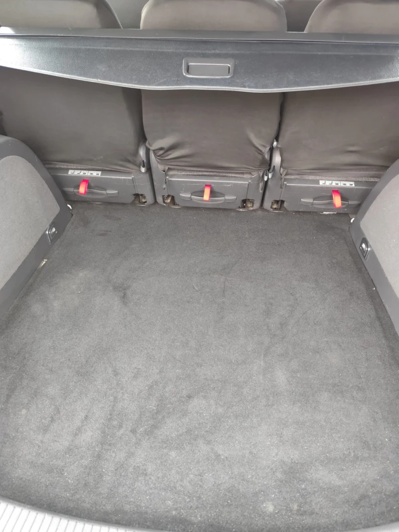 VW Touran TDi Bluemotion, снимка 7 - Автомобили и джипове - 53224434