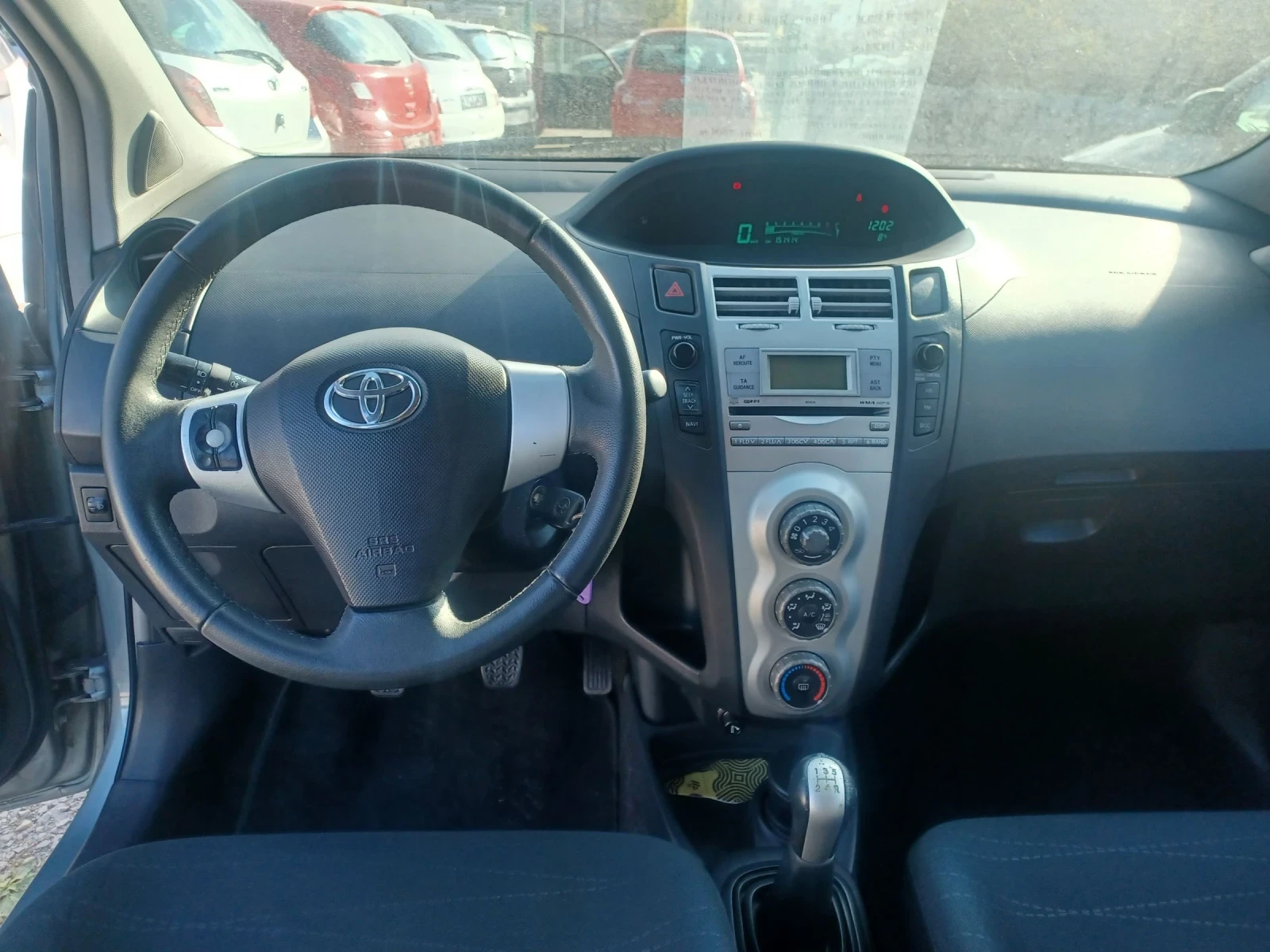 Toyota Yaris 1.3 - изображение 6