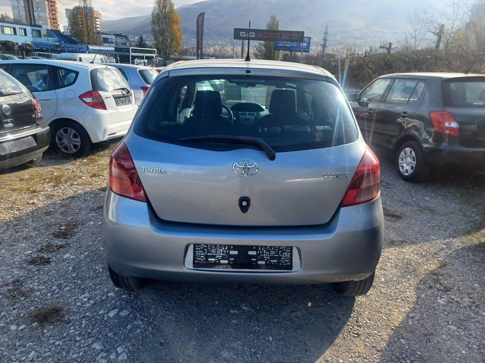 Toyota Yaris 1.3 - изображение 3