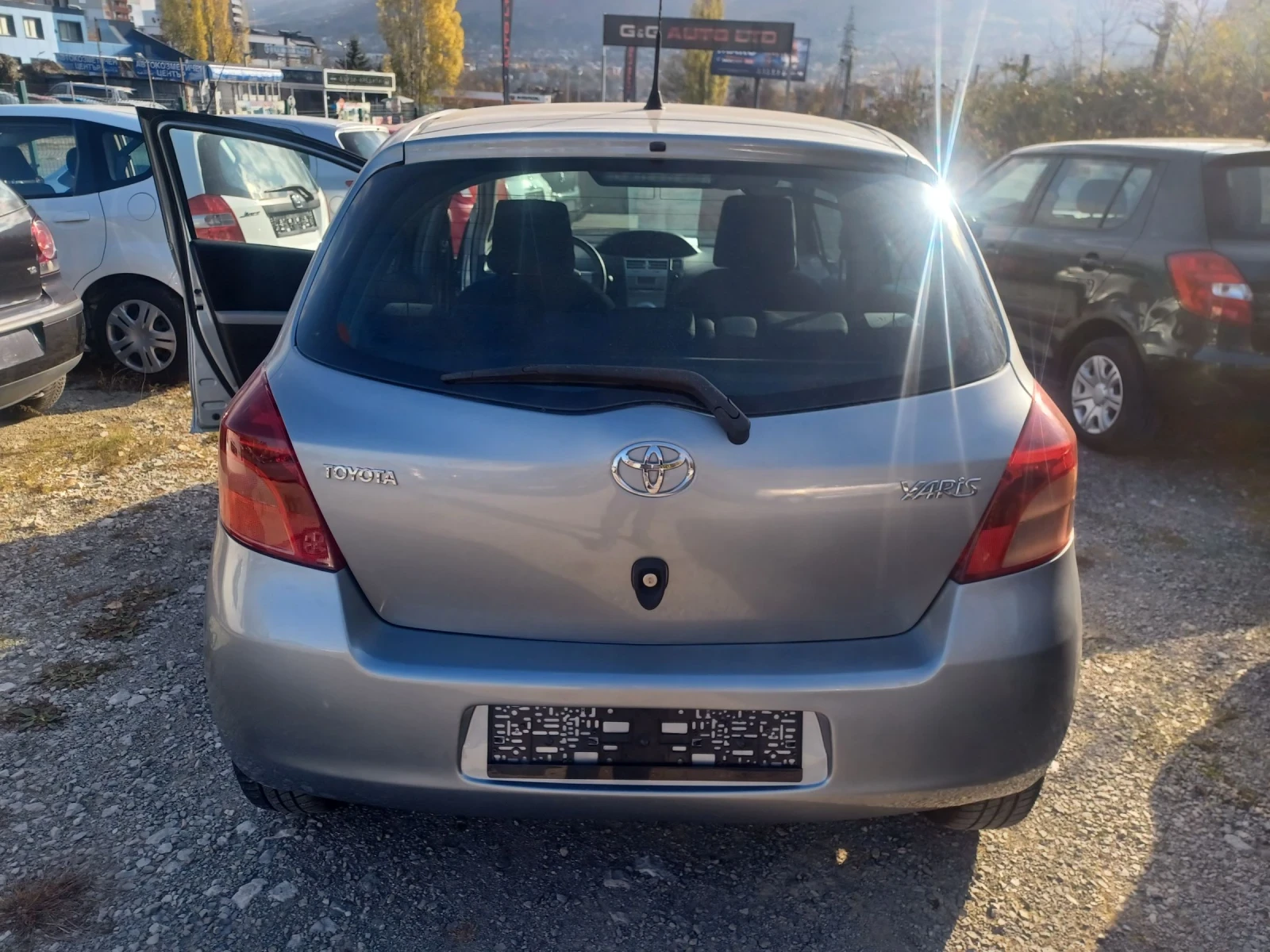 Toyota Yaris 1.3 - изображение 8