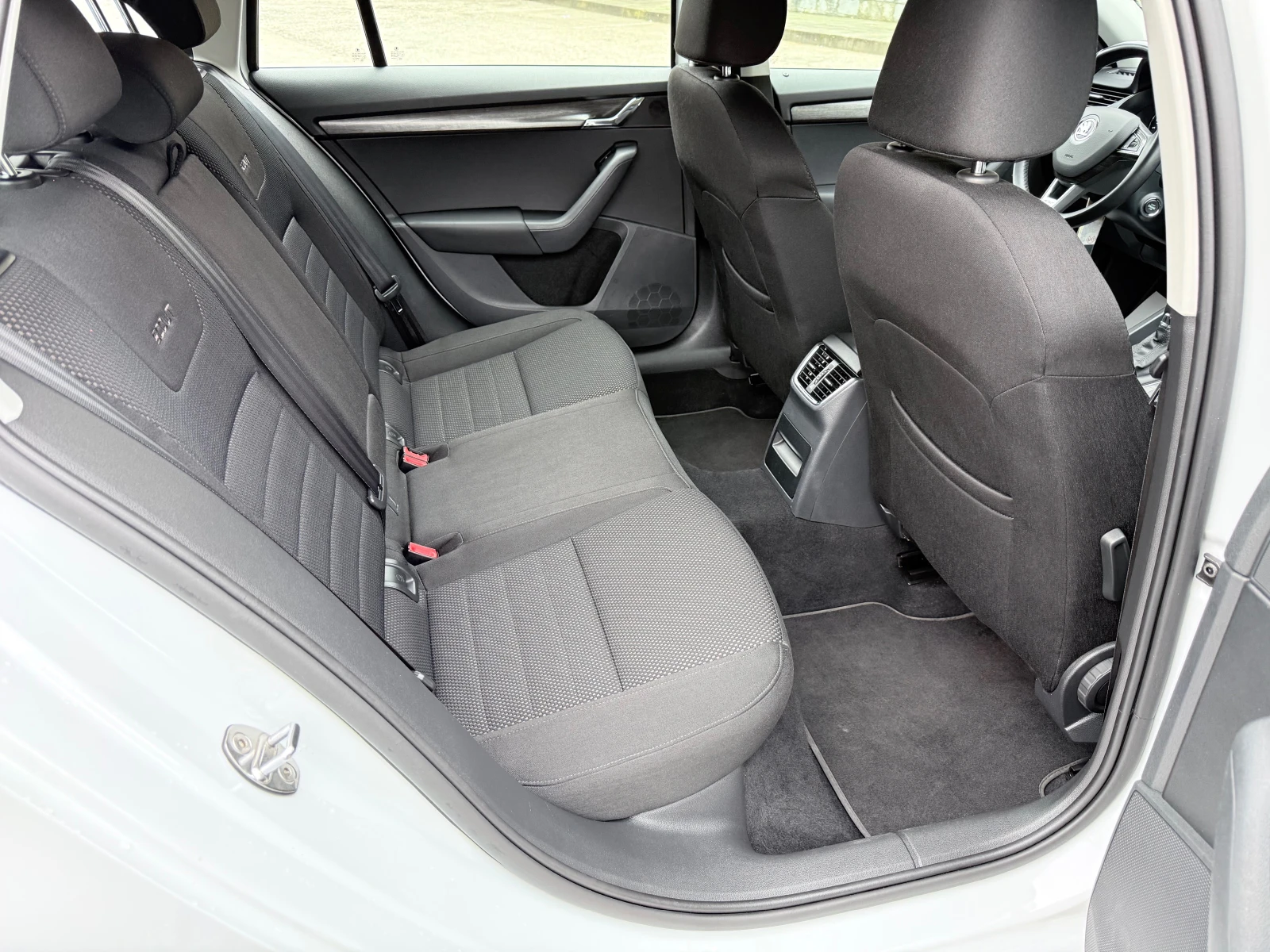 Skoda Octavia SCOUT* 2.0TDI-184k.c.* DSG* 4X4* KeyLess* ЛИЗИНГ*  - изображение 9