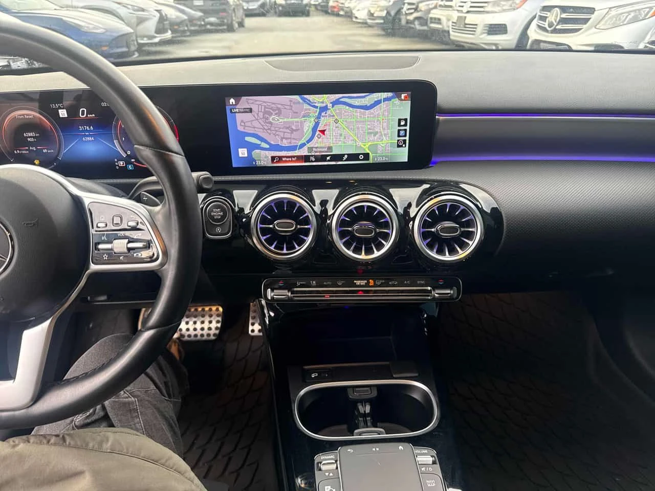 Mercedes-Benz A 220 4MATIC| ПЪЛЕН AMG ПАКЕТ| ALCANTARA| AMBIENT| , снимка 8 - Автомобили и джипове - 54387206