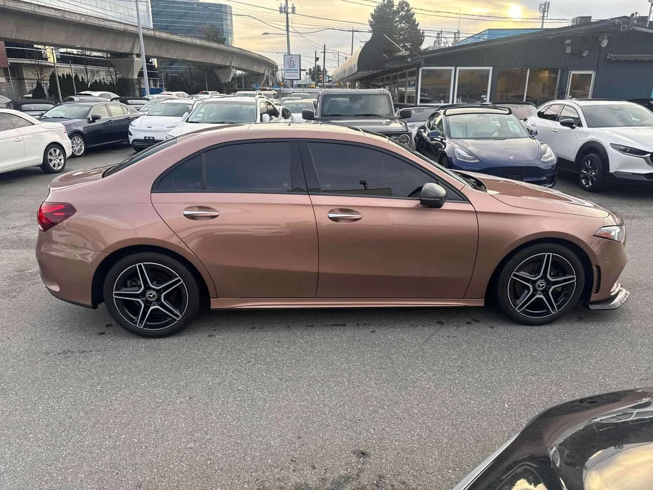 Mercedes-Benz A 220 4MATIC| ПЪЛЕН AMG ПАКЕТ| ALCANTARA| AMBIENT| , снимка 3 - Автомобили и джипове - 54387206