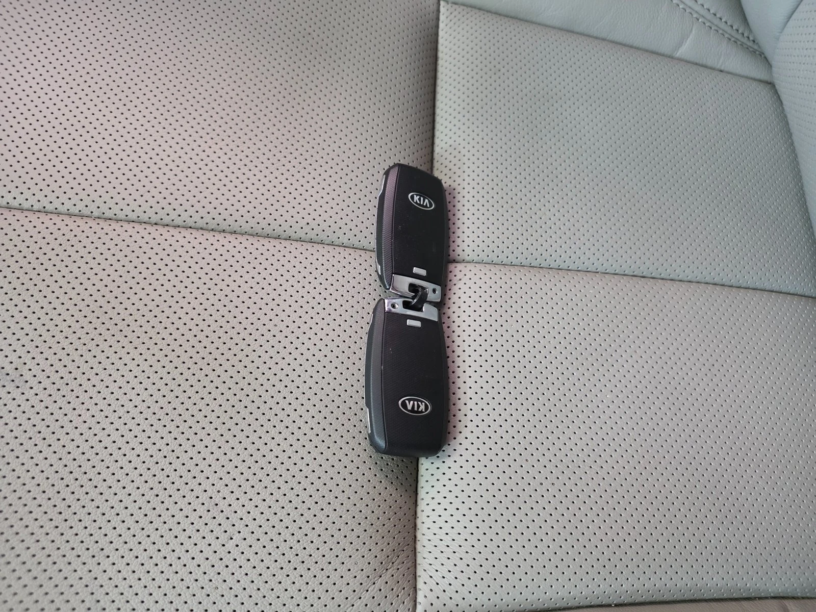 Kia Carnival 3.5* KEYLESS* ПОДГРЕВ ВОЛАН* ЕЛ. БАГАЖНИК* КРАЙНА , снимка 13 - Автомобили и джипове - 55318955