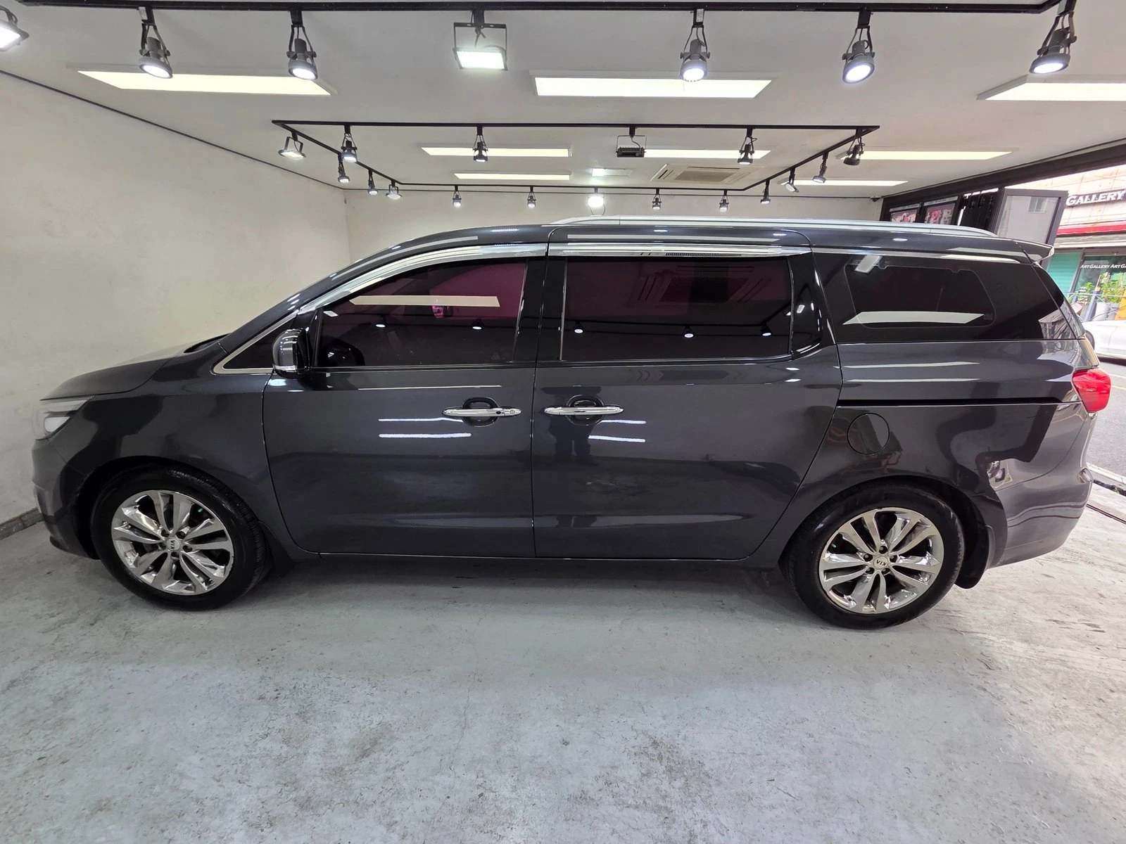 Kia Carnival 3.5* KEYLESS* ПОДГРЕВ ВОЛАН* ЕЛ. БАГАЖНИК* КРАЙНА , снимка 4 - Автомобили и джипове - 55318955