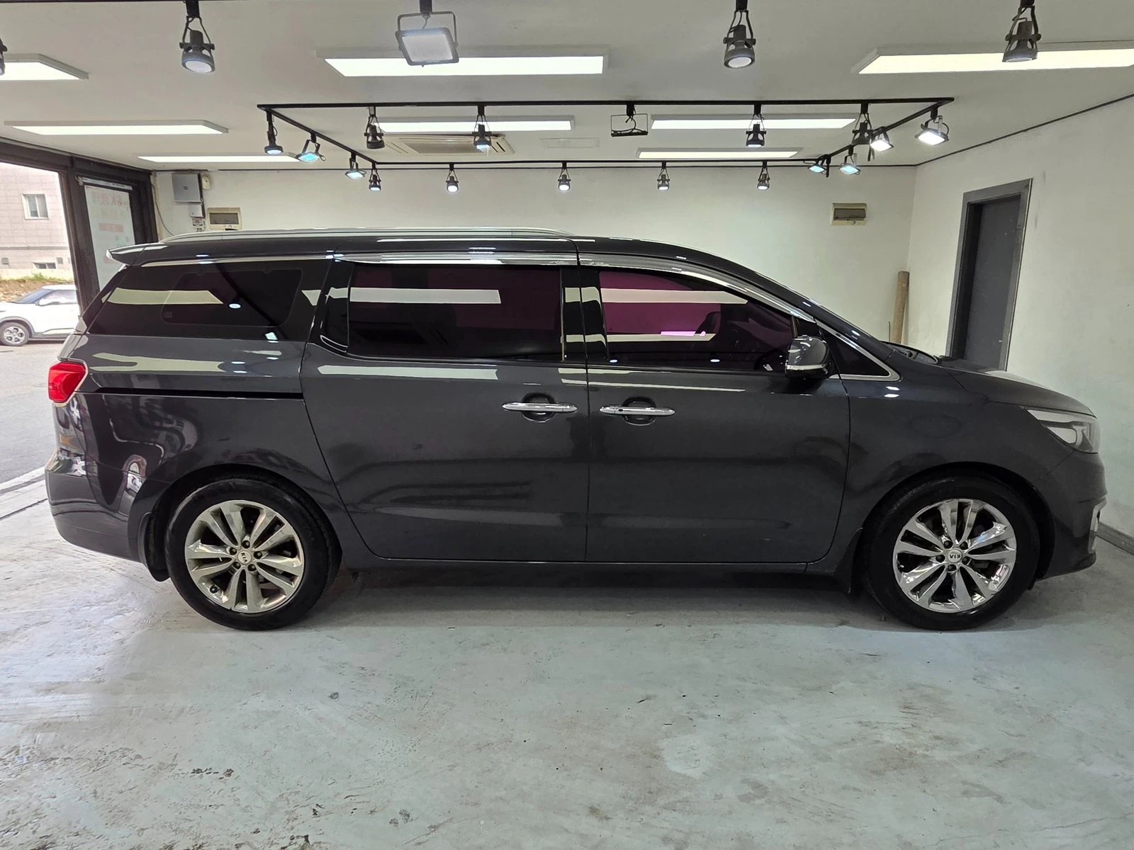 Kia Carnival 3.5* KEYLESS* ПОДГРЕВ ВОЛАН* ЕЛ. БАГАЖНИК* КРАЙНА , снимка 5 - Автомобили и джипове - 55318955