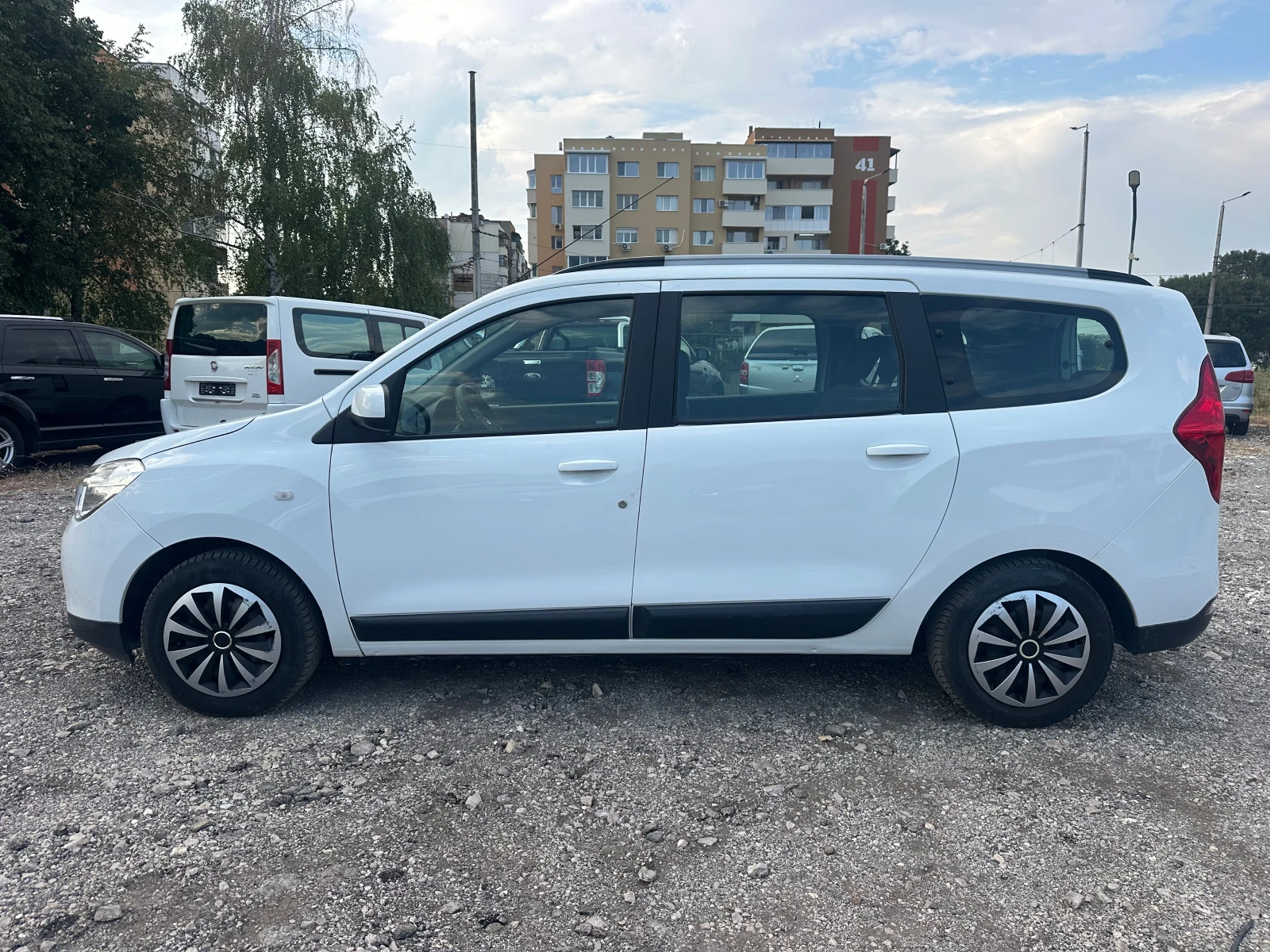 Dacia Lodgy 1.6i LPG 7MESTEN, снимка 2 - Автомобили и джипове - 55817019