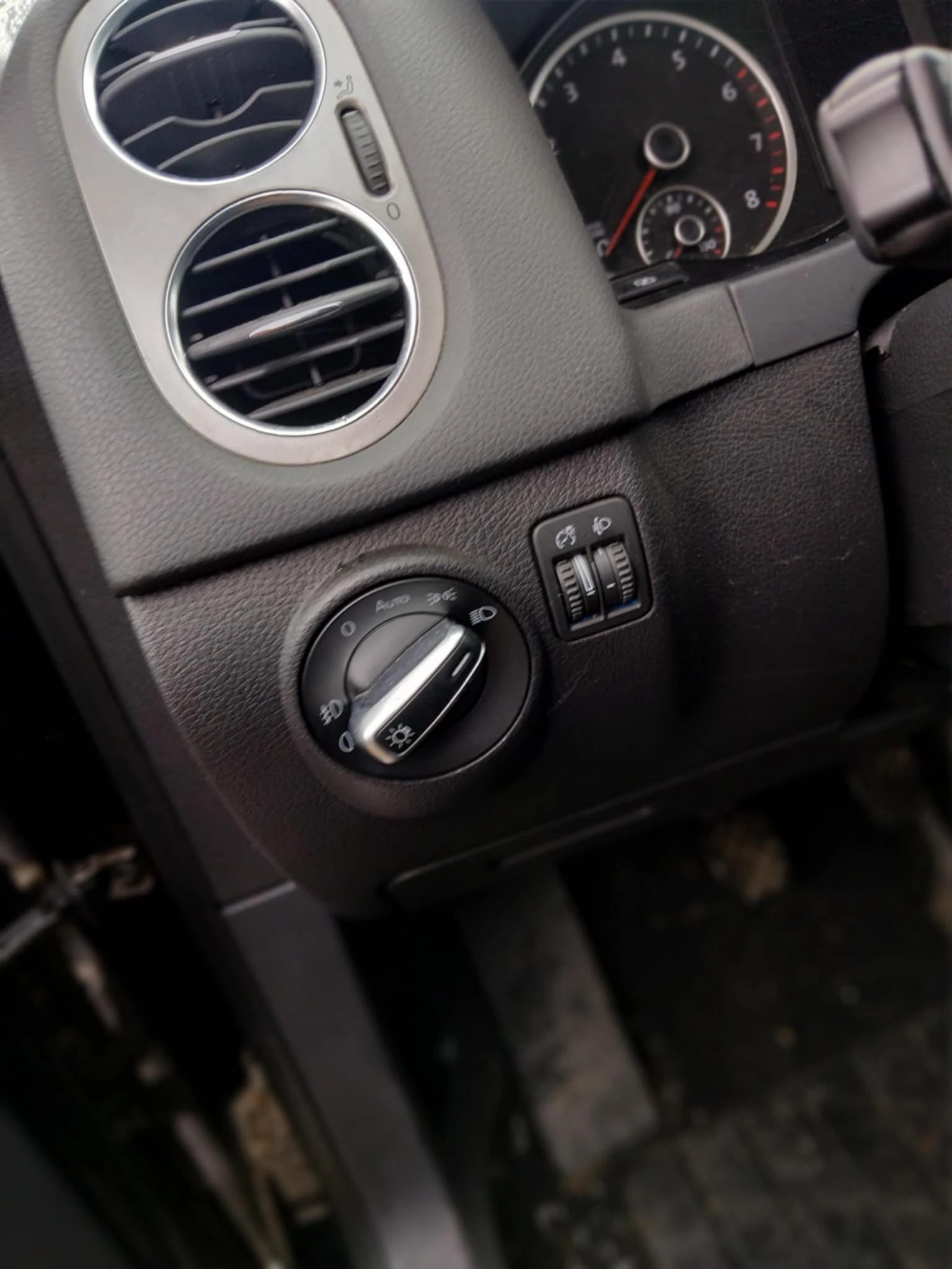 VW Tiguan 1.4 TSI, снимка 13 - Автомобили и джипове - 53761599