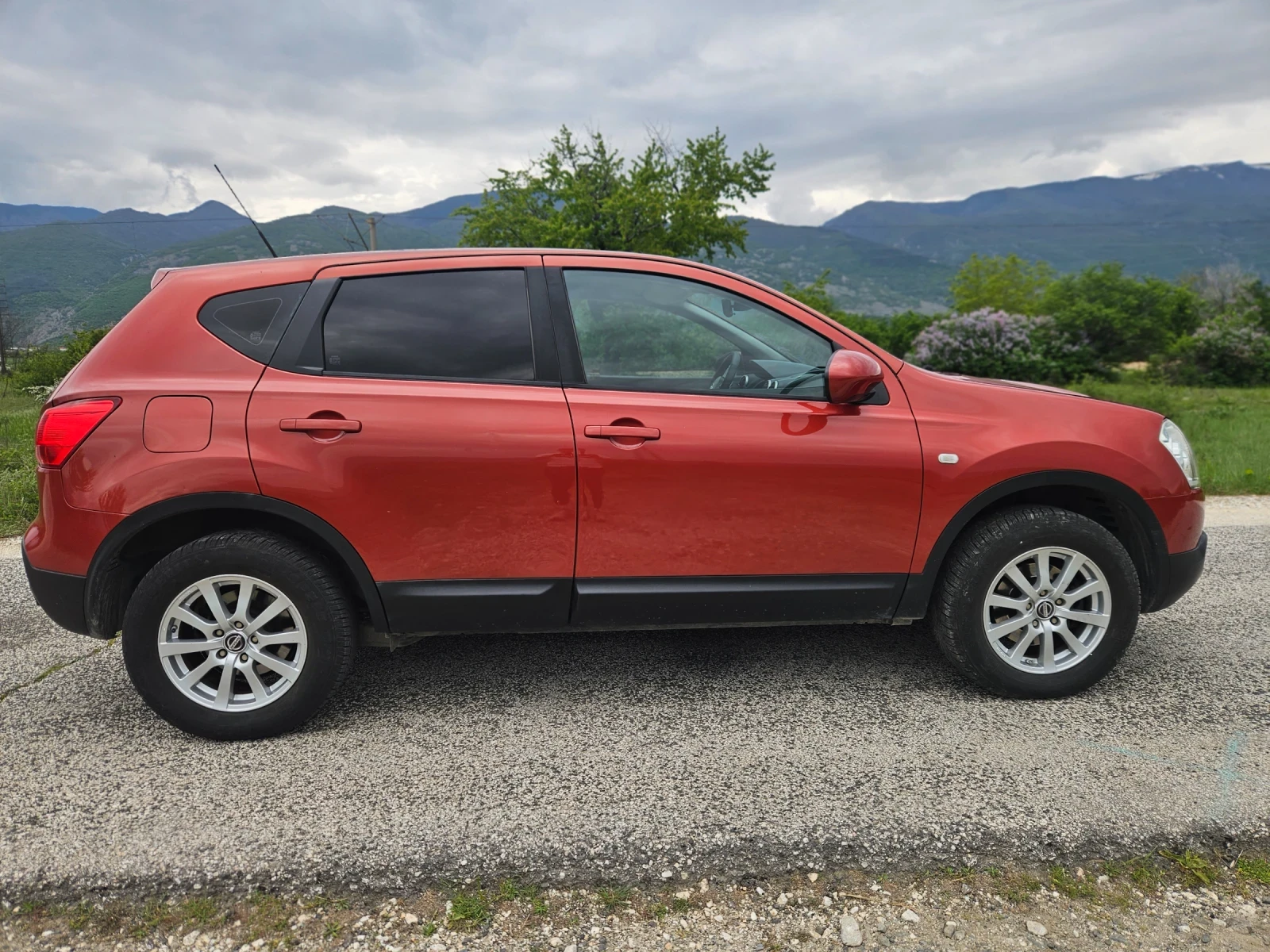 Nissan Qashqai 2.0/АВТОМАТ/БЕЗ РЪЖДА, снимка 2 - Автомобили и джипове - 54456088