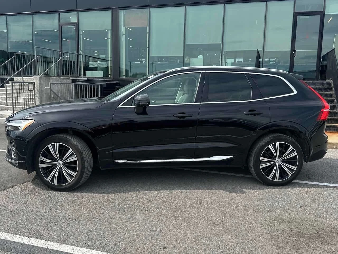 Volvo XC60 * Plus Bright Theme * CARFAX * ОПЦИЯ ЗА ФИНАНСИРАН, снимка 2 - Автомобили и джипове - 55511600