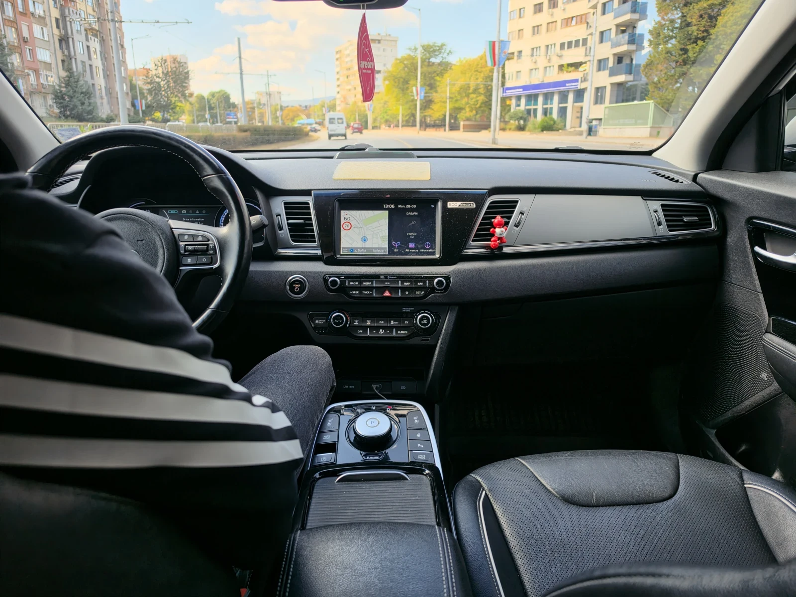 Kia Niro, снимка 4 - Автомобили и джипове - 56257470