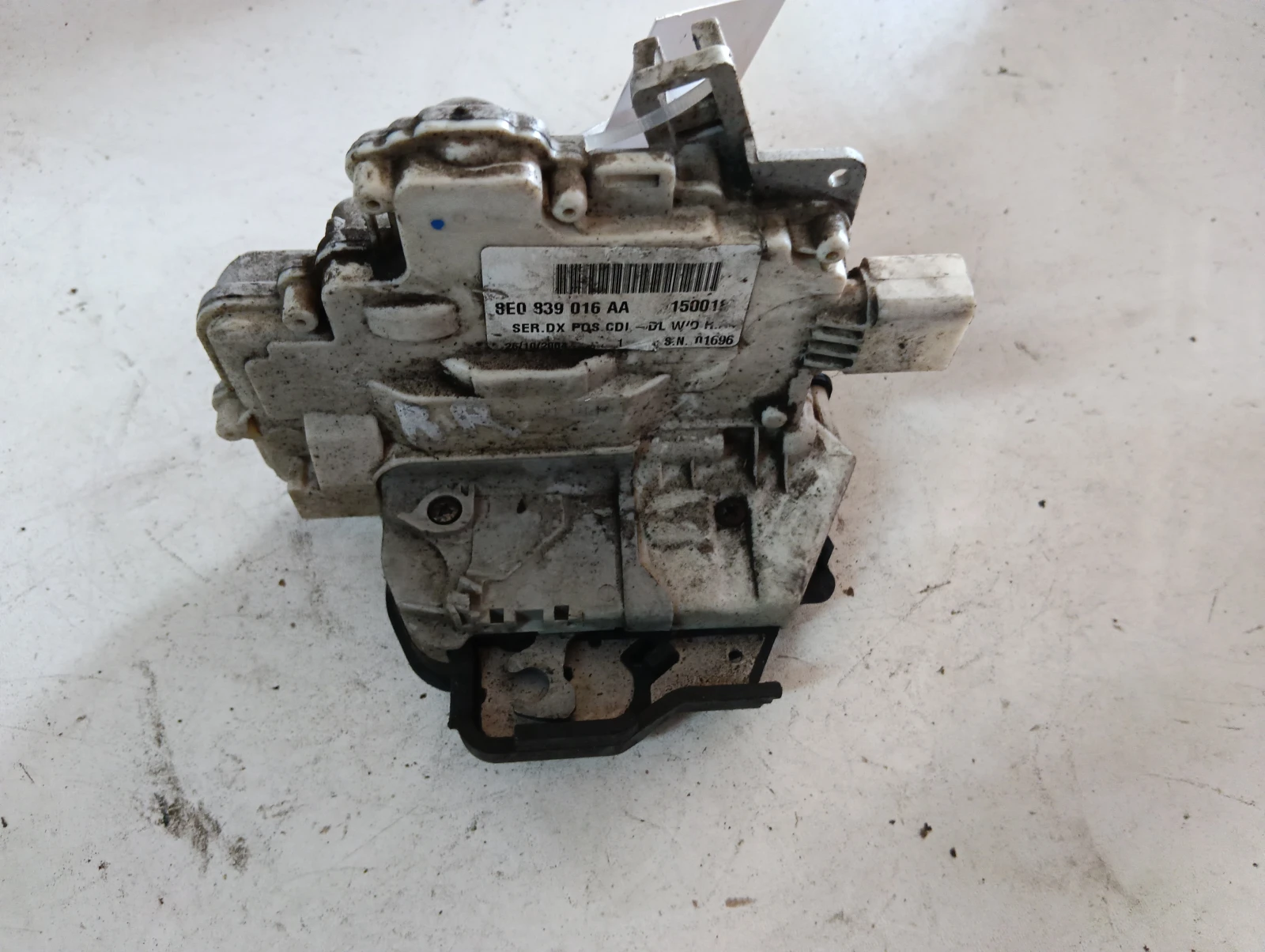 брава (задна дясна) 8E0839016AA Audi A4