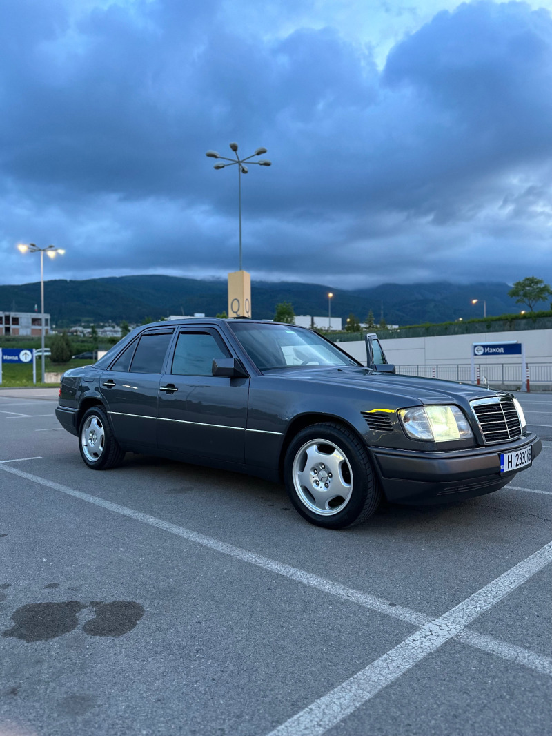 Mercedes-Benz E 300, снимка 1 - Автомобили и джипове - 45799552