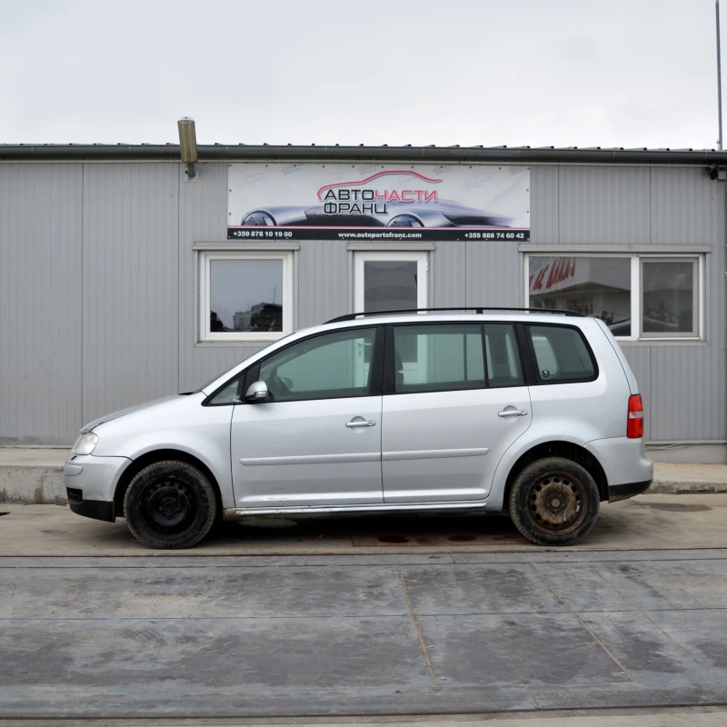 VW Touran 2.0 FSI, снимка 3 - Автомобили и джипове - 49313718