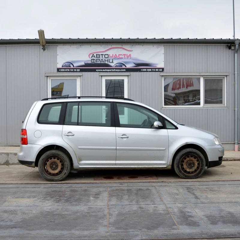 VW Touran 2.0 FSI, снимка 2 - Автомобили и джипове - 49313718