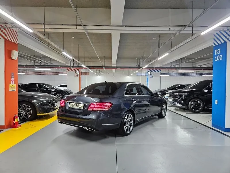 Mercedes-Benz E 300 4Matic Avantgarde - САМО 30% АВАНС, снимка 2 - Автомобили и джипове - 56002492