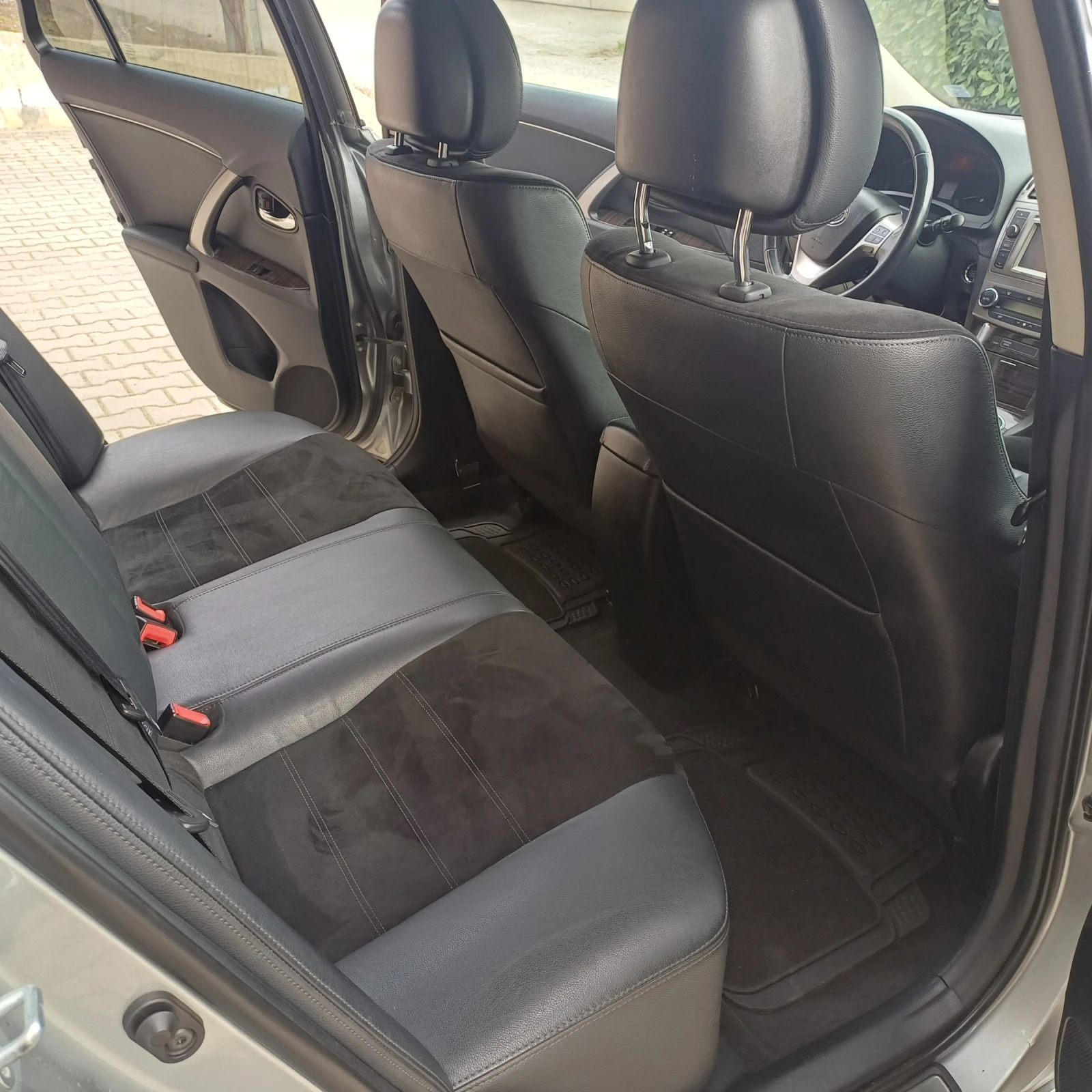 Toyota Avensis Executive , снимка 9 - Автомобили и джипове - 53900345