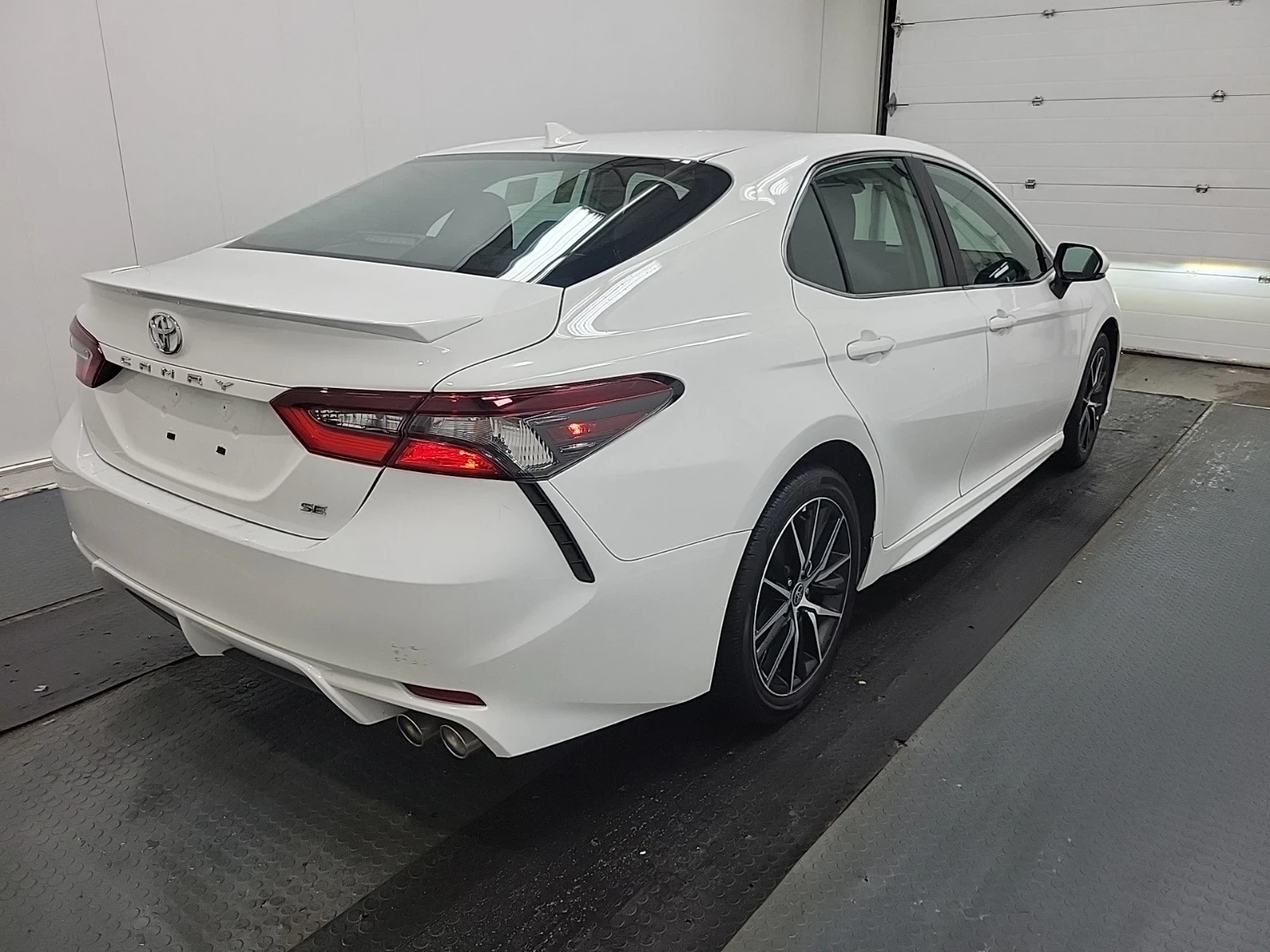 Toyota Camry SE * ПОДГРЕВ * ЧЕРЕН САЛОН * FWD * ЦЕНА ДО БГ * , снимка 3 - Автомобили и джипове - 54565394