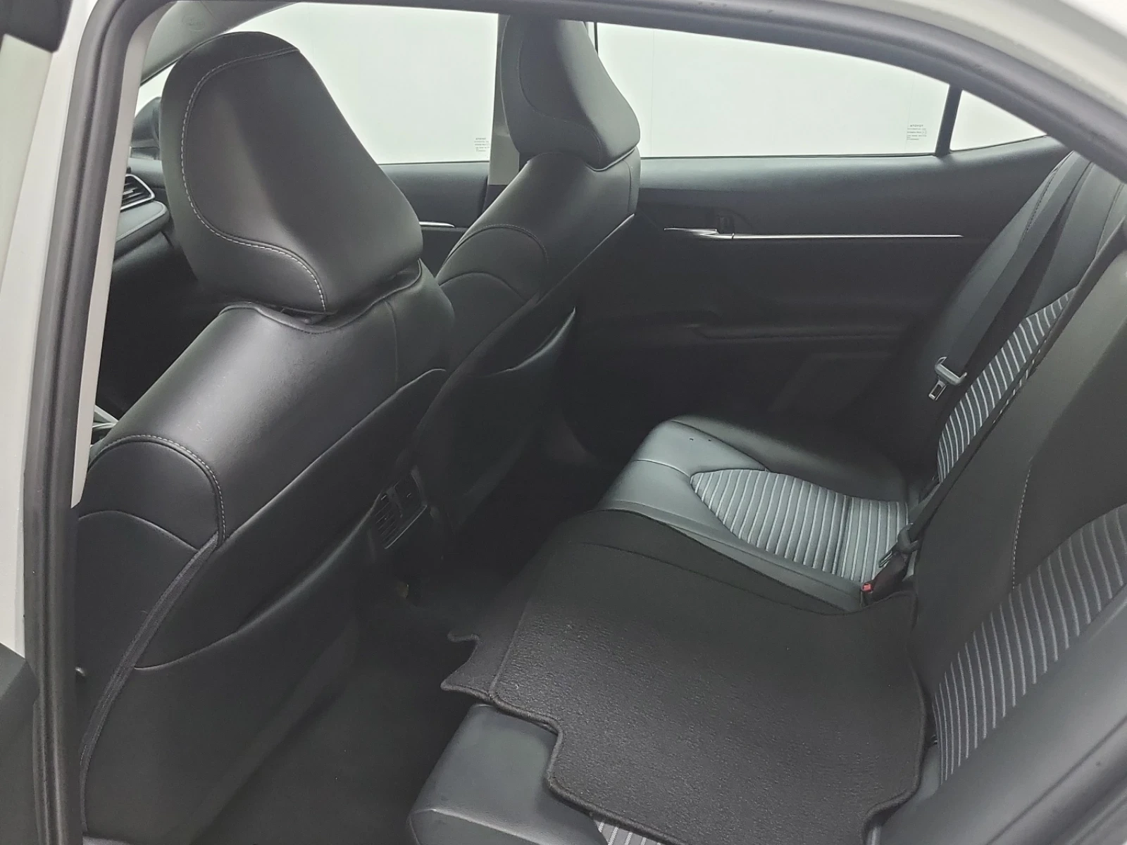 Toyota Camry SE * ПОДГРЕВ * ЧЕРЕН САЛОН * FWD * ЦЕНА ДО БГ * , снимка 10 - Автомобили и джипове - 54565394