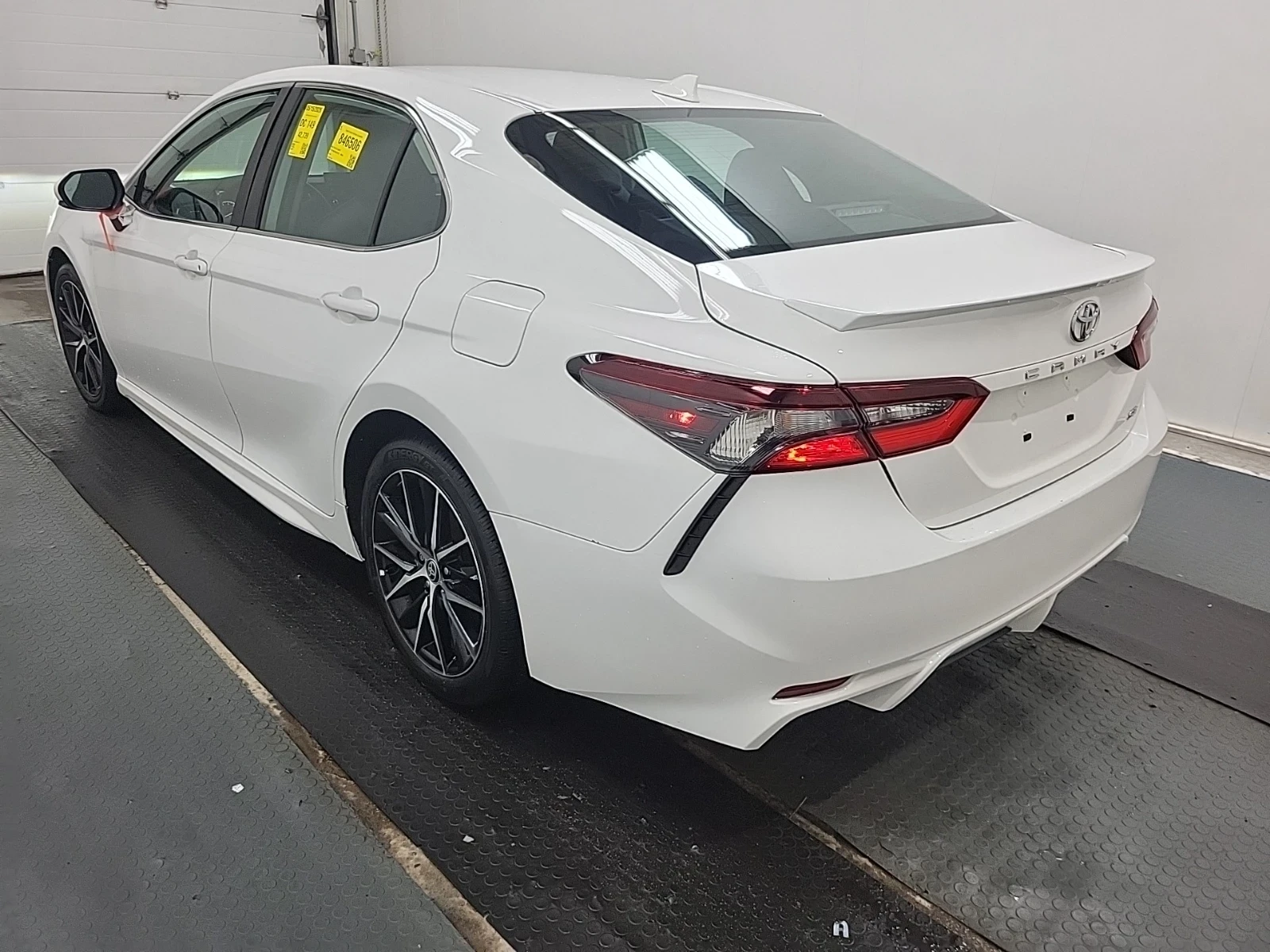 Toyota Camry SE * ПОДГРЕВ * ЧЕРЕН САЛОН * FWD * ЦЕНА ДО БГ * , снимка 4 - Автомобили и джипове - 54565394