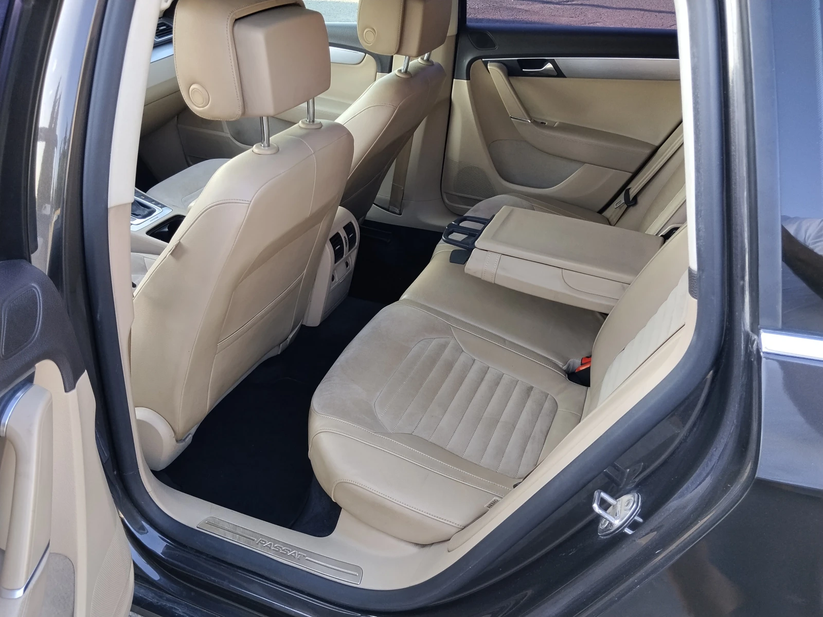 VW Passat B7/2.0 TDI 170 4Motion/Highline/Distronic AAC/DVD, снимка 11 - Автомобили и джипове - 55436091