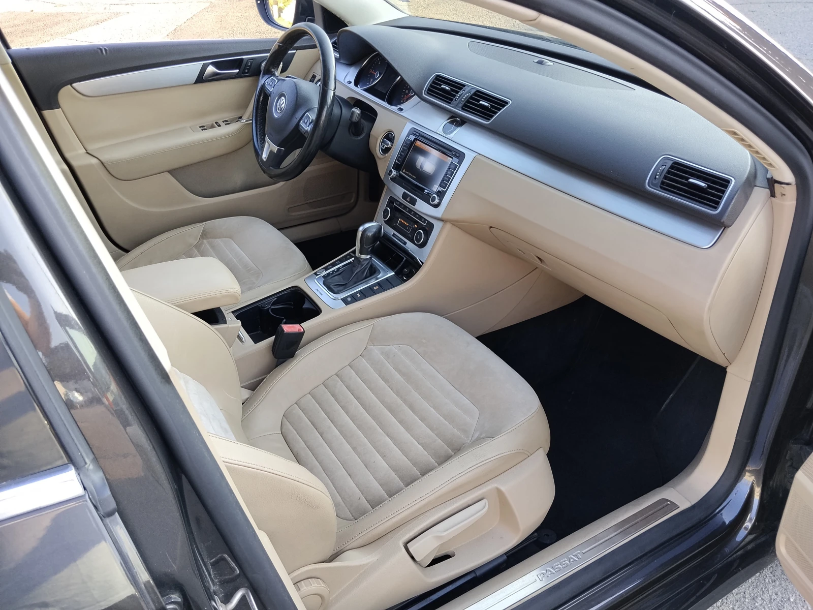 VW Passat B7/2.0 TDI 170 4Motion/Highline/Distronic AAC/DVD, снимка 10 - Автомобили и джипове - 55436091
