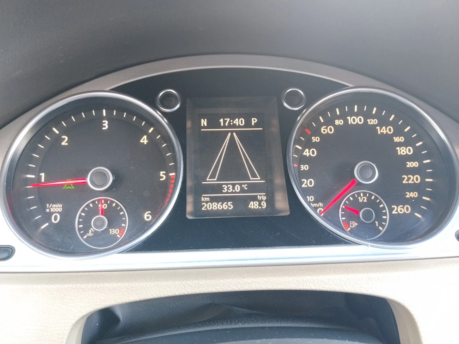 VW Passat B7/2.0 TDI 170 4Motion/Highline/Distronic AAC/DVD, снимка 12 - Автомобили и джипове - 55436091