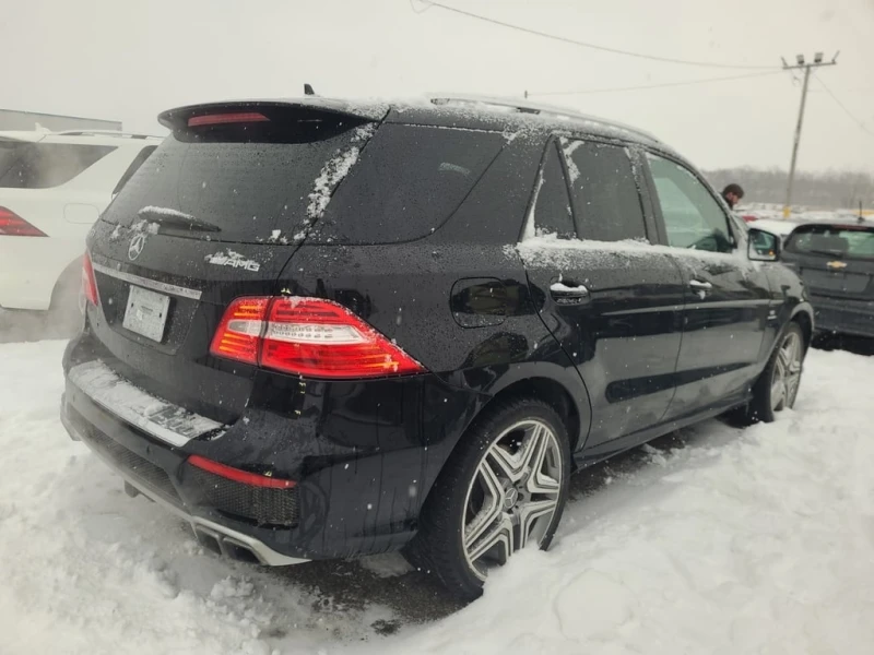 Mercedes-Benz ML 63 AMG * CARFAX * БЕЗ ПЪРВОНАЧАЛНА ВНОСКА, снимка 3 - Автомобили и джипове - 53091860