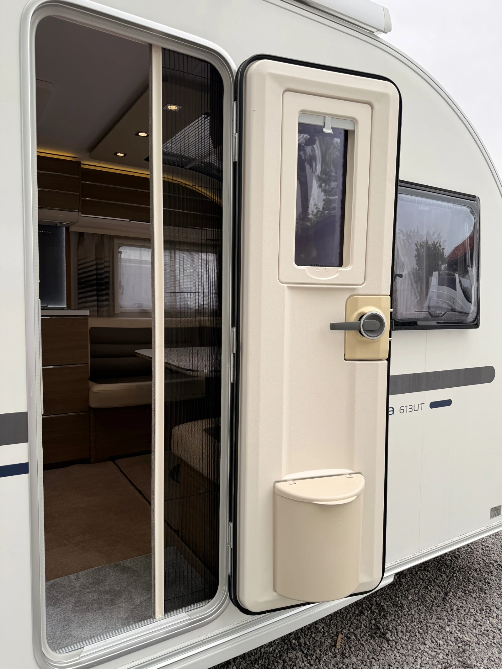 Каравана Adria Adora 613 UT, снимка 3 - Каравани и кемпери - 54487602