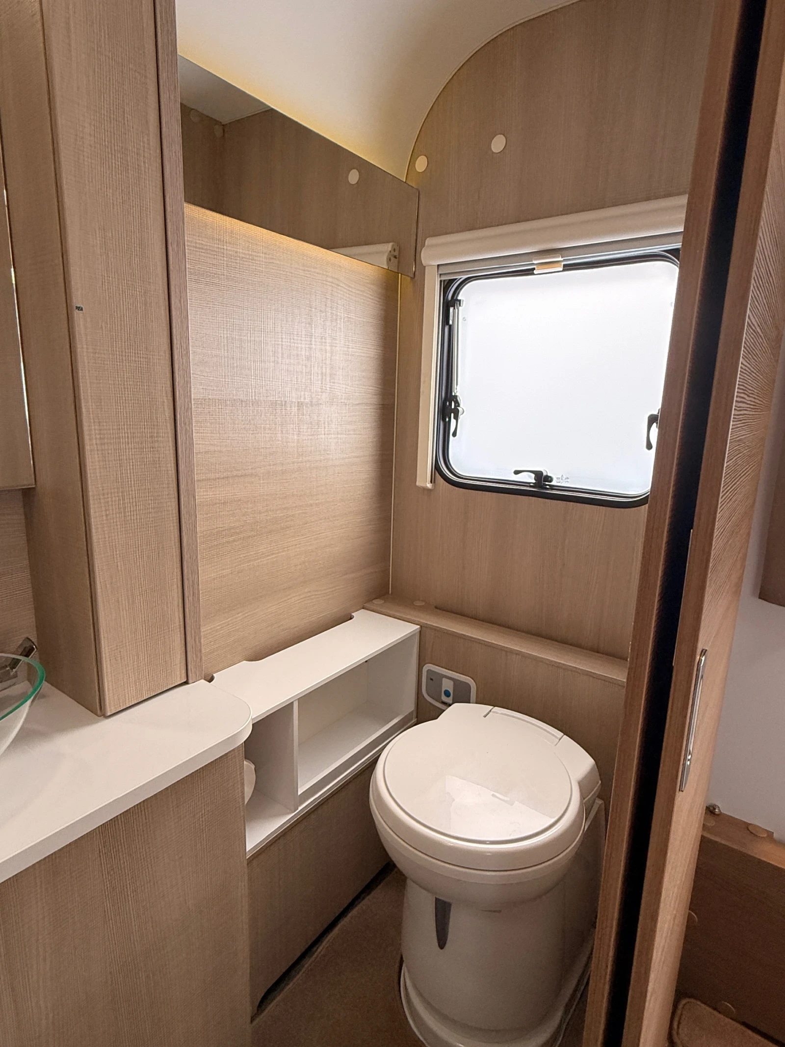 Каравана Adria Adora 613 UT, снимка 13 - Каравани и кемпери - 54487602