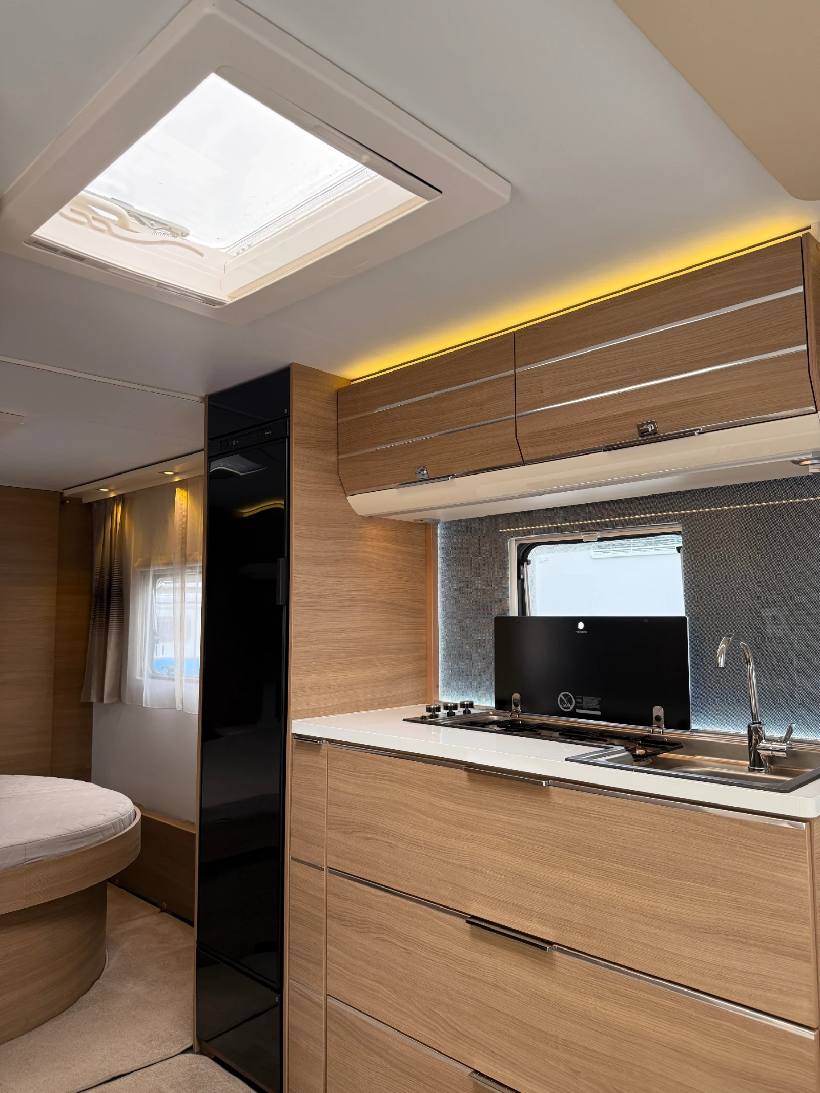 Каравана Adria Adora 613 UT, снимка 7 - Каравани и кемпери - 54487602