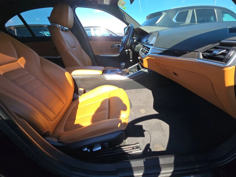 BMW 330 M-pkg* Xdrive* Blind Spot* AMBIENT LIGHTIN* Подгре, снимка 10 - Автомобили и джипове - 52317674