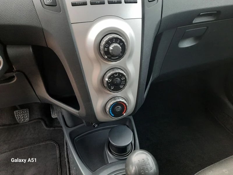 Toyota Yaris 1000 куб. Бензин, КЛИМАТИК , снимка 13 - Автомобили и джипове - 52634513