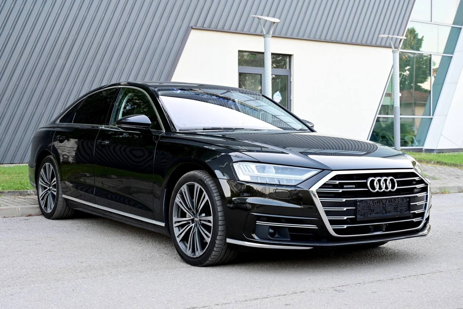 Audi A8 50 TDI* DISTRONIC* MATRIX* VAKUM* СЕРВИЗНА ИСТОРИЯ - изображение 3