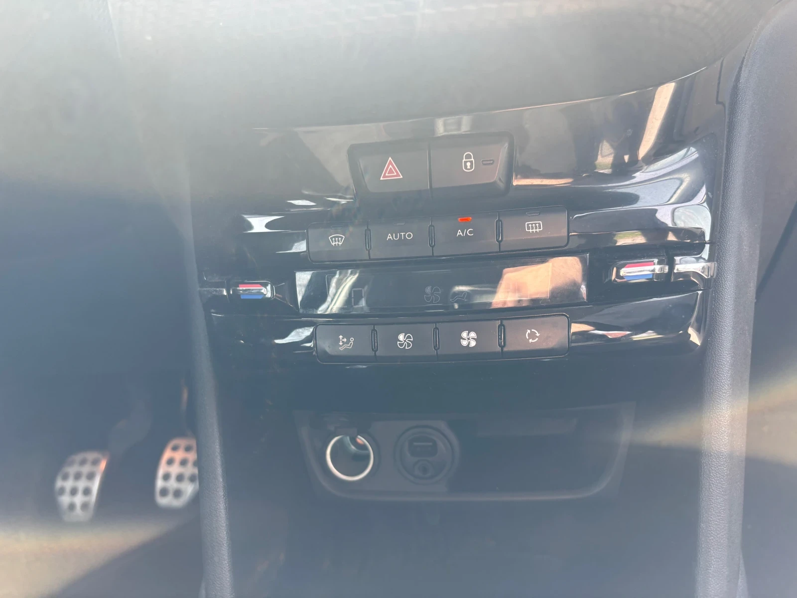 Peugeot 208 GT Line 1.6 BlueHDi 120 k.c. Камера / Парктроник /, снимка 11 - Автомобили и джипове - 53756464