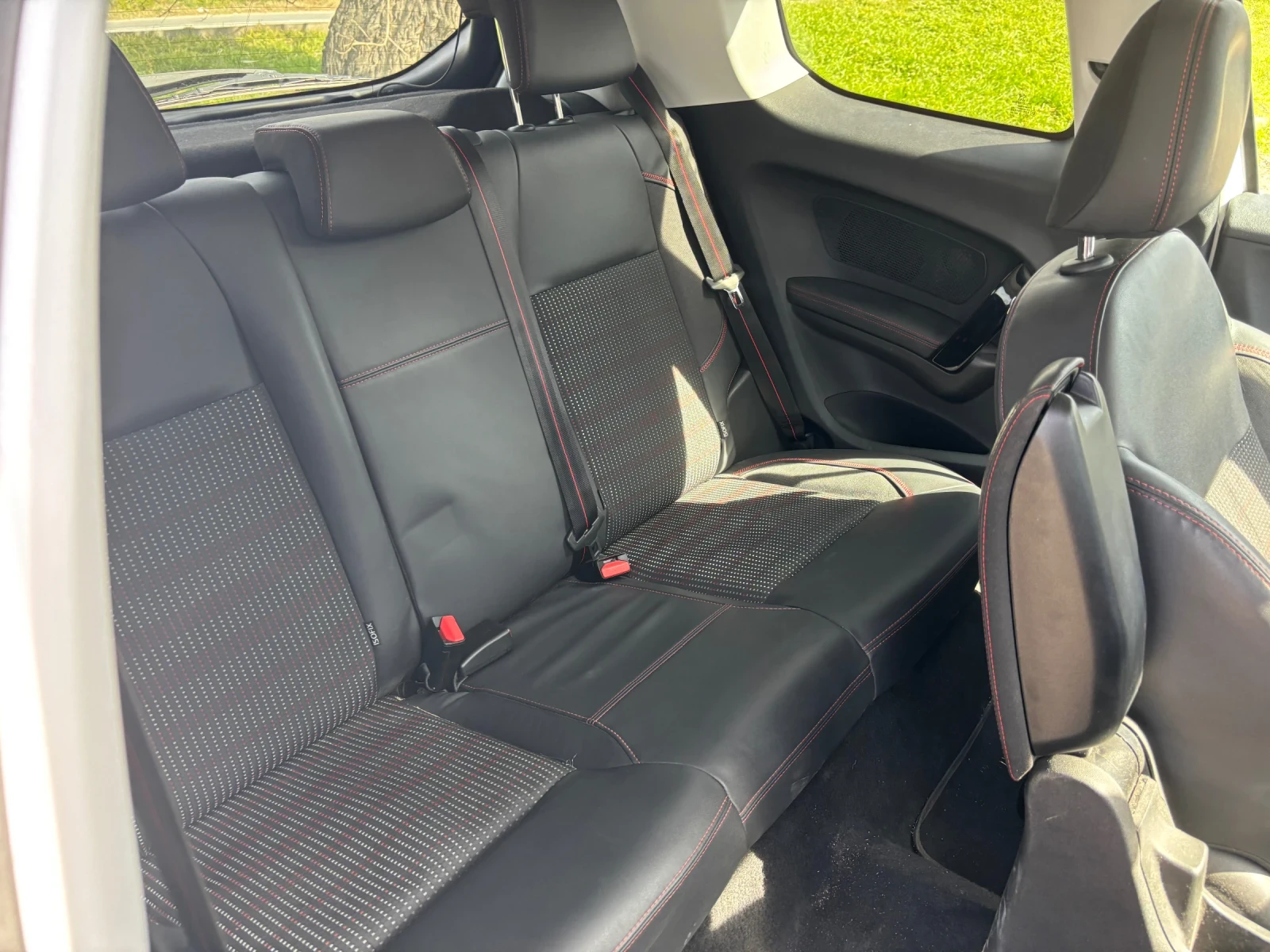 Peugeot 208 GT Line 1.6 BlueHDi 120 k.c. Камера / Парктроник /, снимка 10 - Автомобили и джипове - 53756464