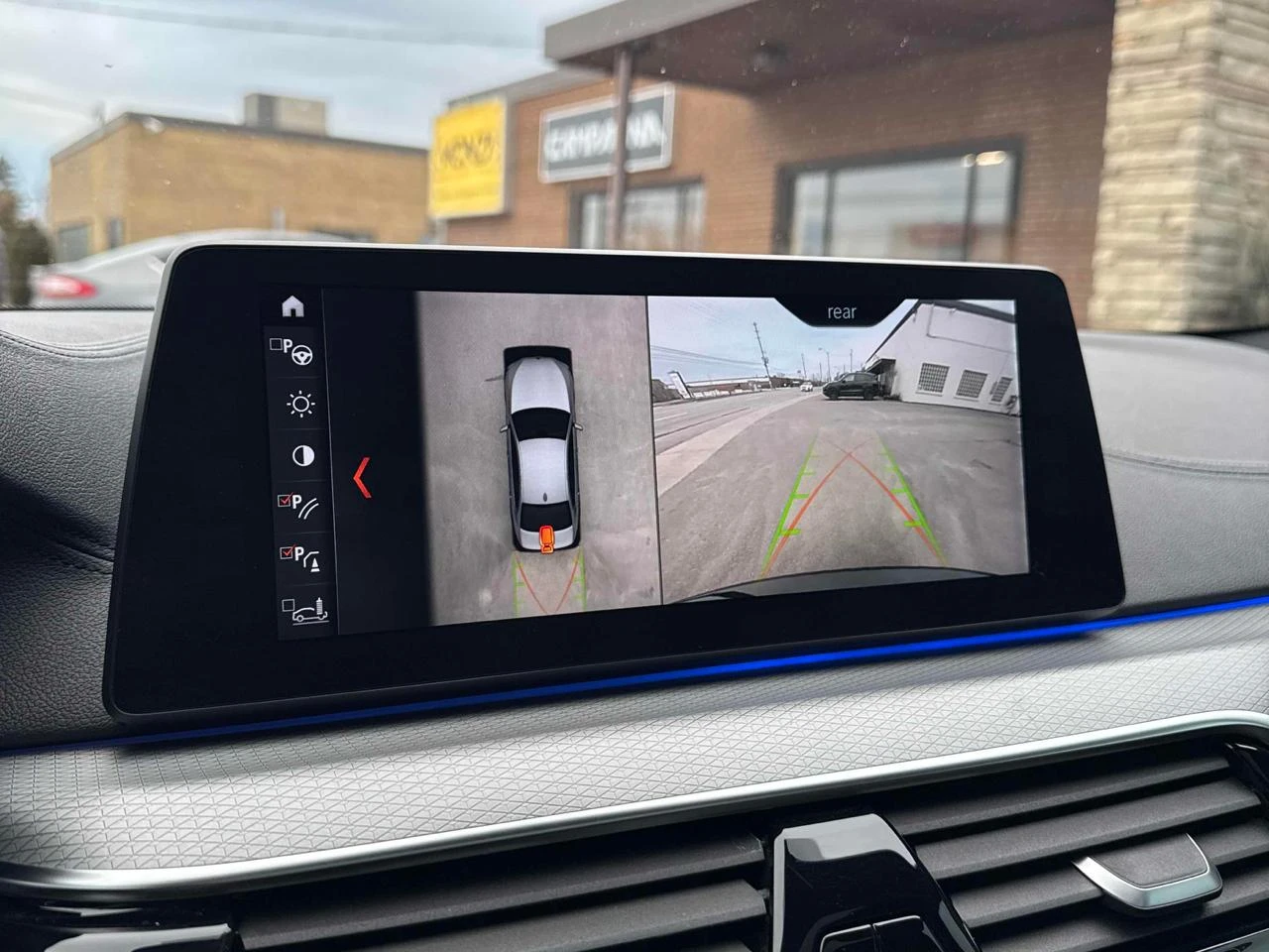 BMW 530 Mpack* Обдух* 360* масаж* H&K* Подгрев, снимка 17 - Автомобили и джипове - 53858570