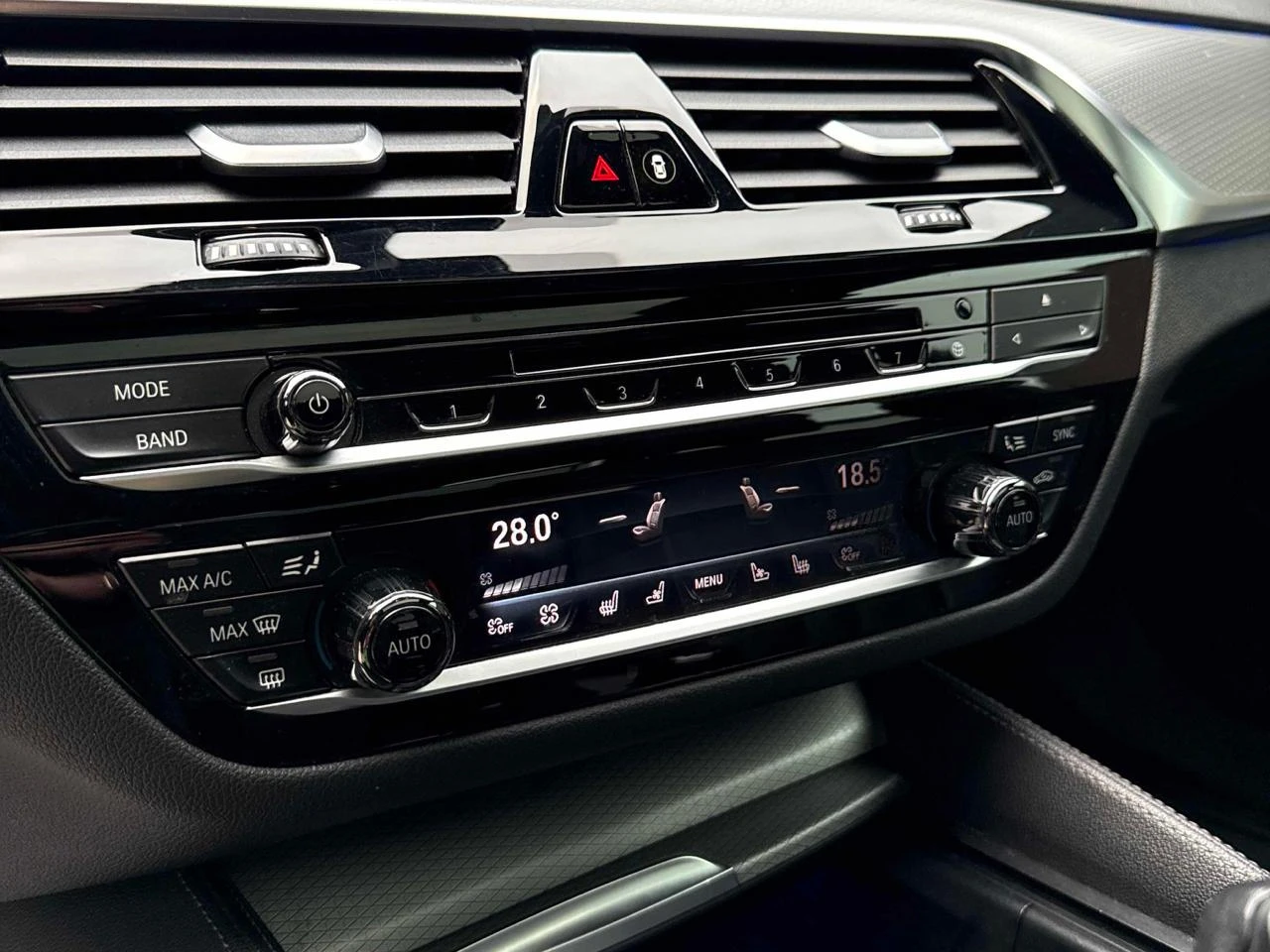 BMW 530 Mpack* Обдух* 360* масаж* H&K* Подгрев, снимка 9 - Автомобили и джипове - 53858570