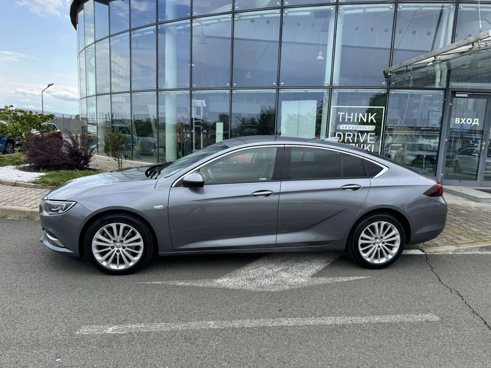 Opel Insignia Grand Sport 2.0D, снимка 3 - Автомобили и джипове - 55429243