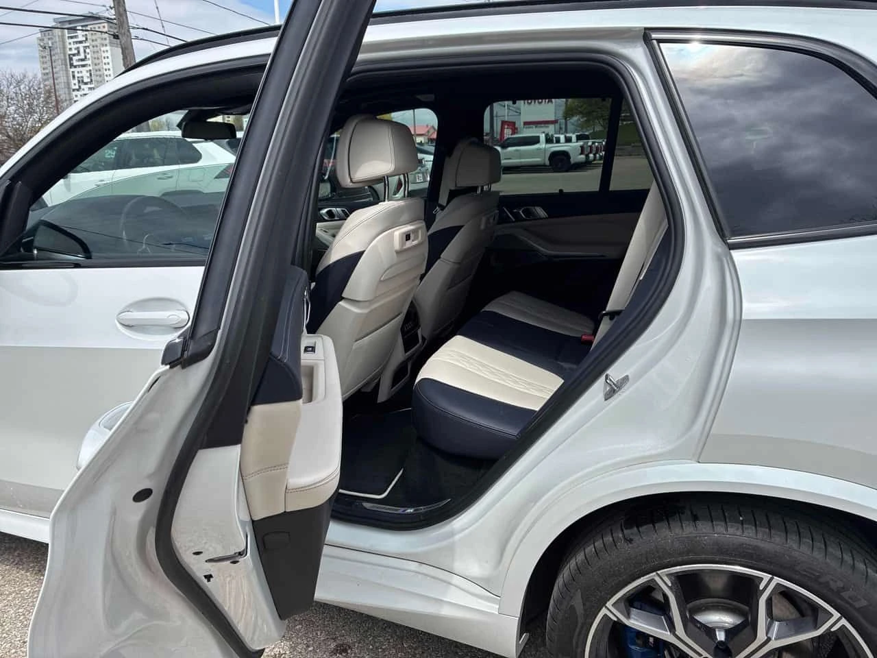 BMW X5 M50i/ПАНОРАМА/ДИСТРОНИК/360 КАМЕРИ, снимка 13 - Автомобили и джипове - 54488495