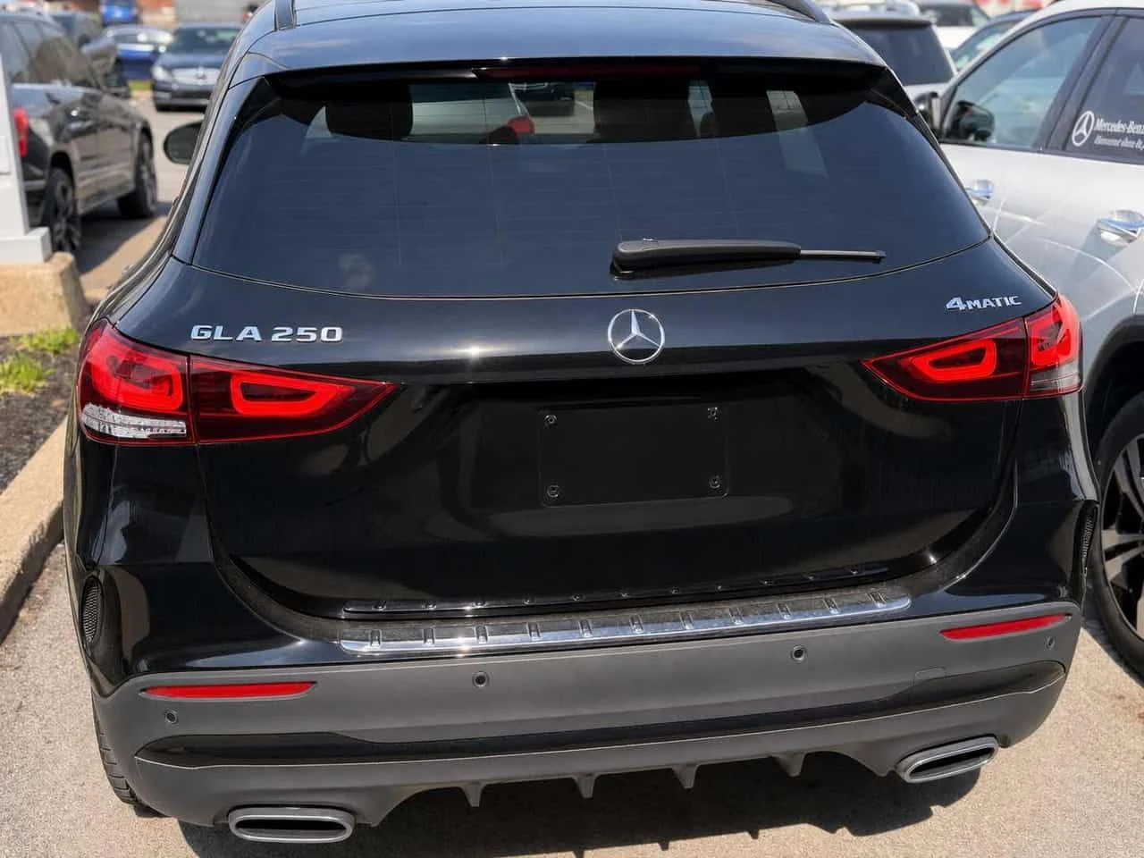 Mercedes-Benz GLA 250 4MATIC/ПАНОРАМА/ПОДГРЕВИ/360/ВТОРИ ГУМИ, снимка 5 - Автомобили и джипове - 54548126