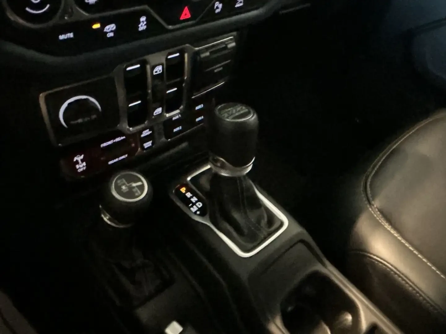 Jeep Wrangler 392 FINAL EDITION* V8* АВТОМАТ* КОЖА* ПОДГРЕВ, снимка 16 - Автомобили и джипове - 54747894