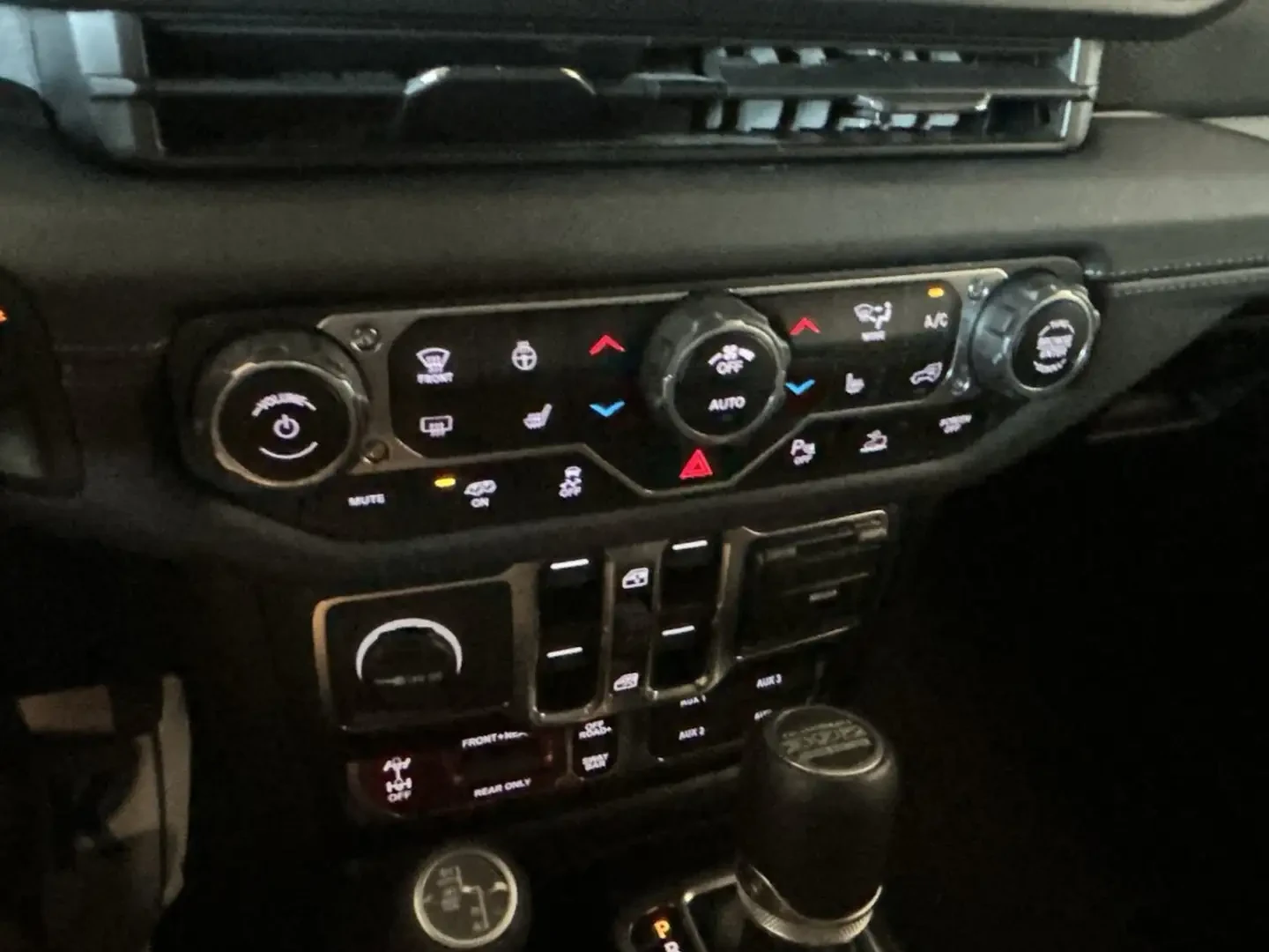 Jeep Wrangler 392 FINAL EDITION* V8* АВТОМАТ* КОЖА* ПОДГРЕВ, снимка 15 - Автомобили и джипове - 54747894