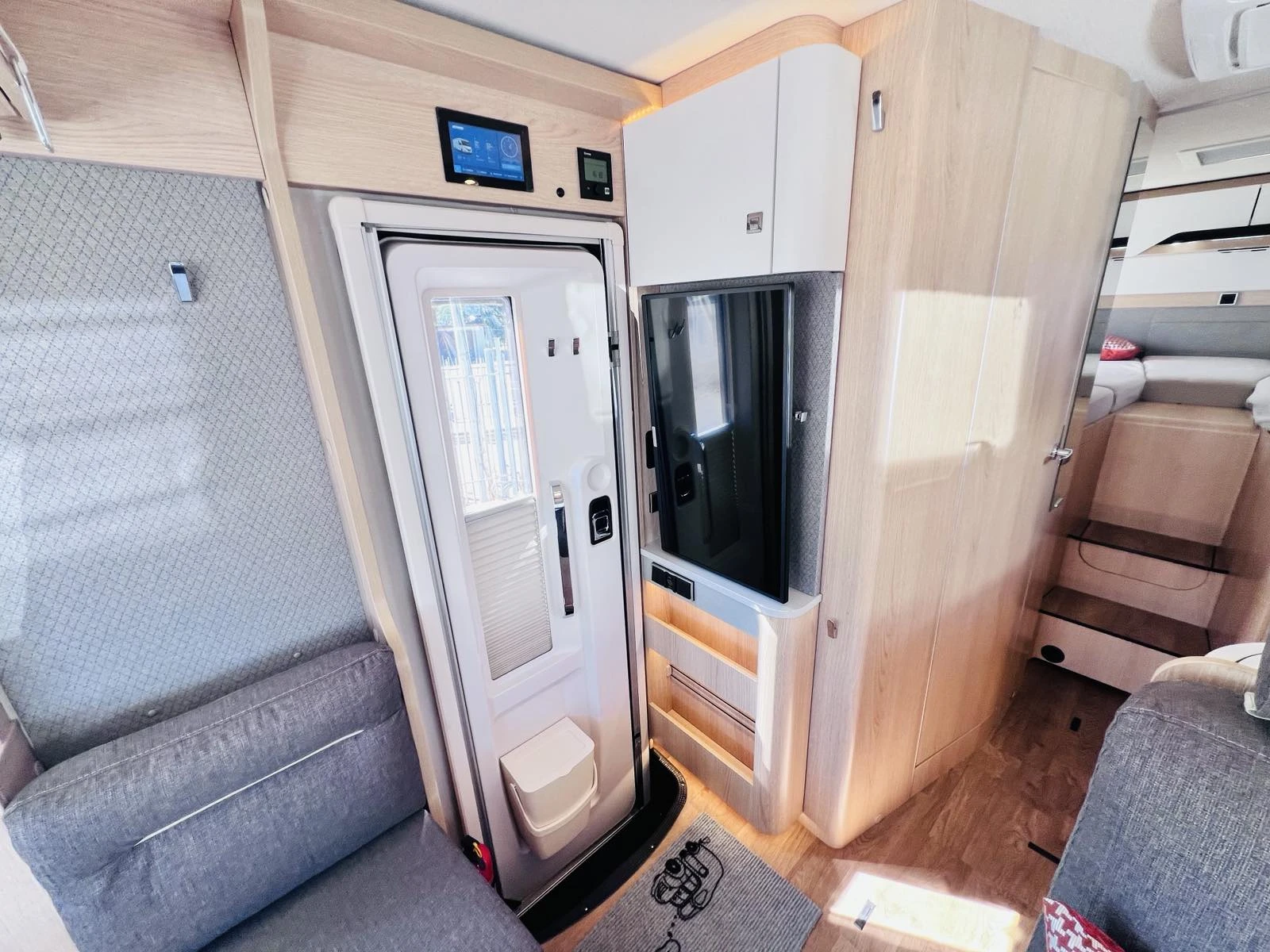 Кемпер HYMER / ERIBA BMC I 600, Климатик, снимка 11 - Каравани и кемпери - 55507261