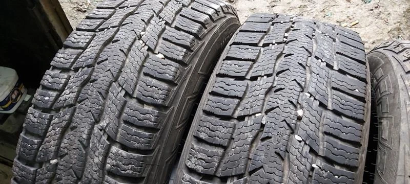 Гуми Зимни 215/65R16, снимка 2 - Гуми и джанти - 35608190