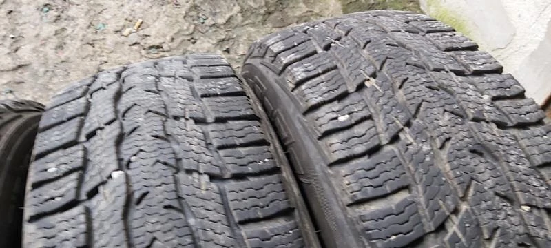 Гуми Зимни 215/65R16, снимка 3 - Гуми и джанти - 35608190